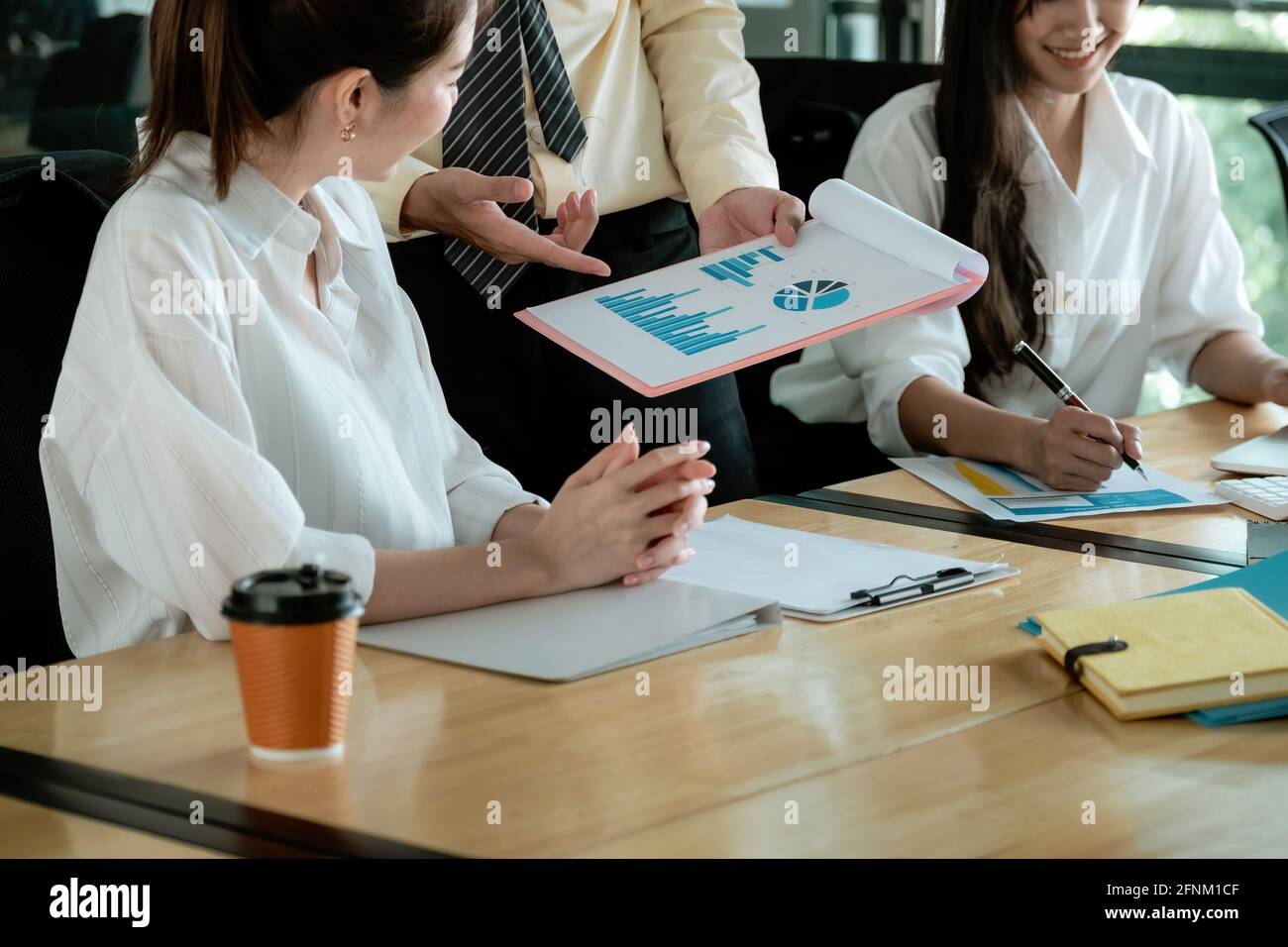 Consulente aziendale che lavora insieme in ufficio per discutere documenti e. idee in riunione Foto Stock