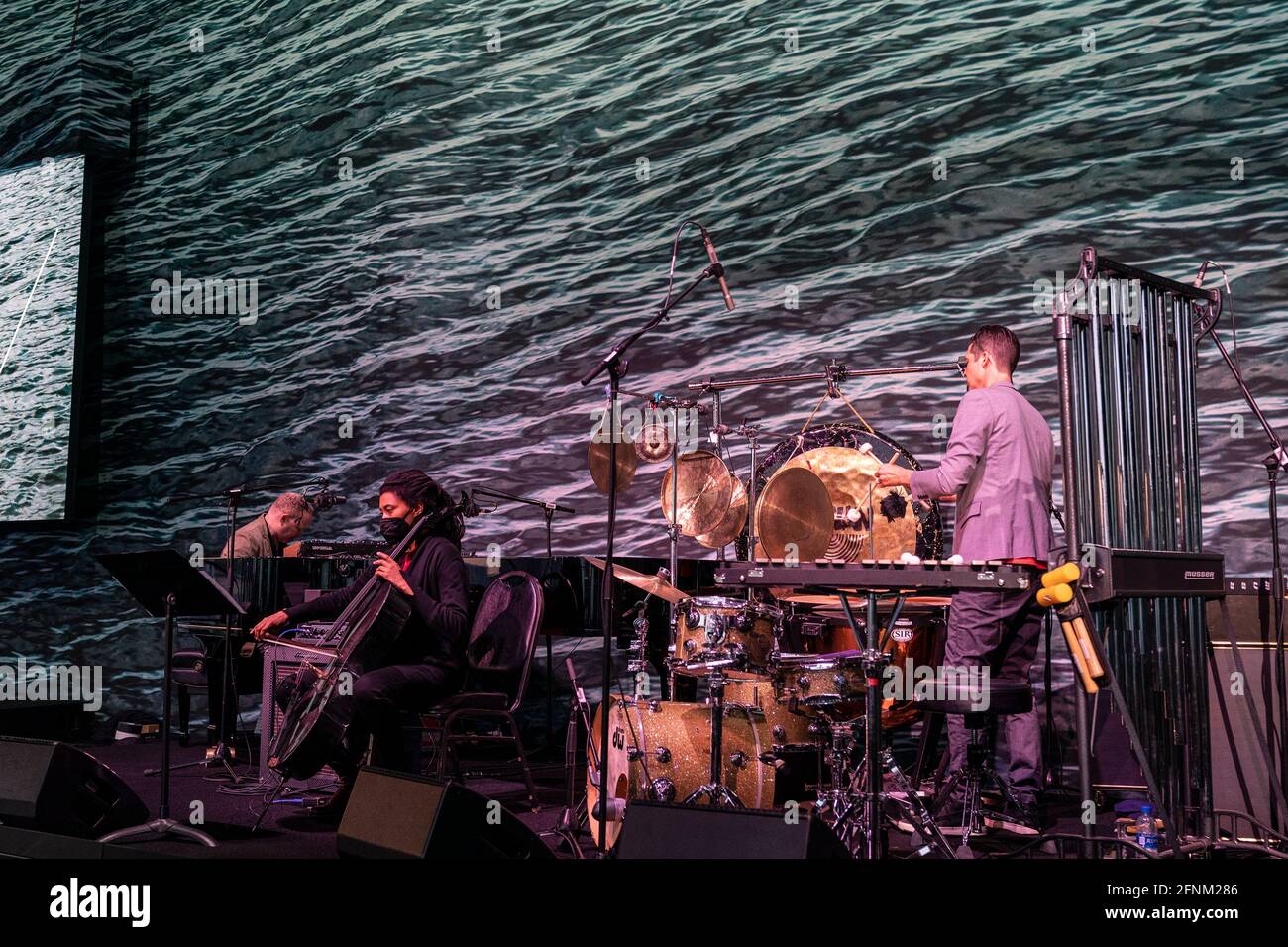 New York, Stati Uniti. 17 maggio 2021. Craig Taborn, Tomeka Reid e Ches Smith hanno suonato musica durante la cerimonia di dedicazione della Penisola di Gansevoort a New York il 17 maggio 2021. L'installazione della scultura è stata sponsorizzata dal Whitney Museum of American Art e donata alla città. FDNY Fire boat ha creato l'esposizione d'acqua alla fine della cerimonia. (Foto di Lev Radin/Sipa USA) Credit: Sipa USA/Alamy Live News Foto Stock