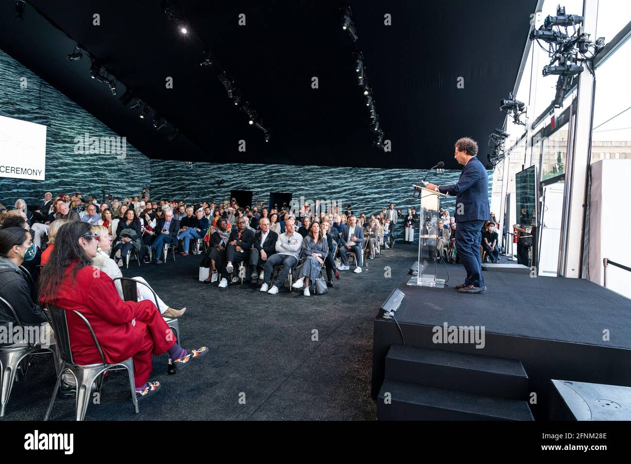 New York, Stati Uniti. 17 maggio 2021. Il direttore del Whitney Museum of American Art Adam Weinberg parla durante la cerimonia di dedicazione finale della giornata di David Hammons la penisola di Gansevoort a New York il 17 maggio 2021. L'installazione della scultura è stata sponsorizzata dal Whitney Museum of American Art e donata alla città. FDNY Fire boat ha creato l'esposizione d'acqua alla fine della cerimonia. (Foto di Lev Radin/Sipa USA) Credit: Sipa USA/Alamy Live News Foto Stock