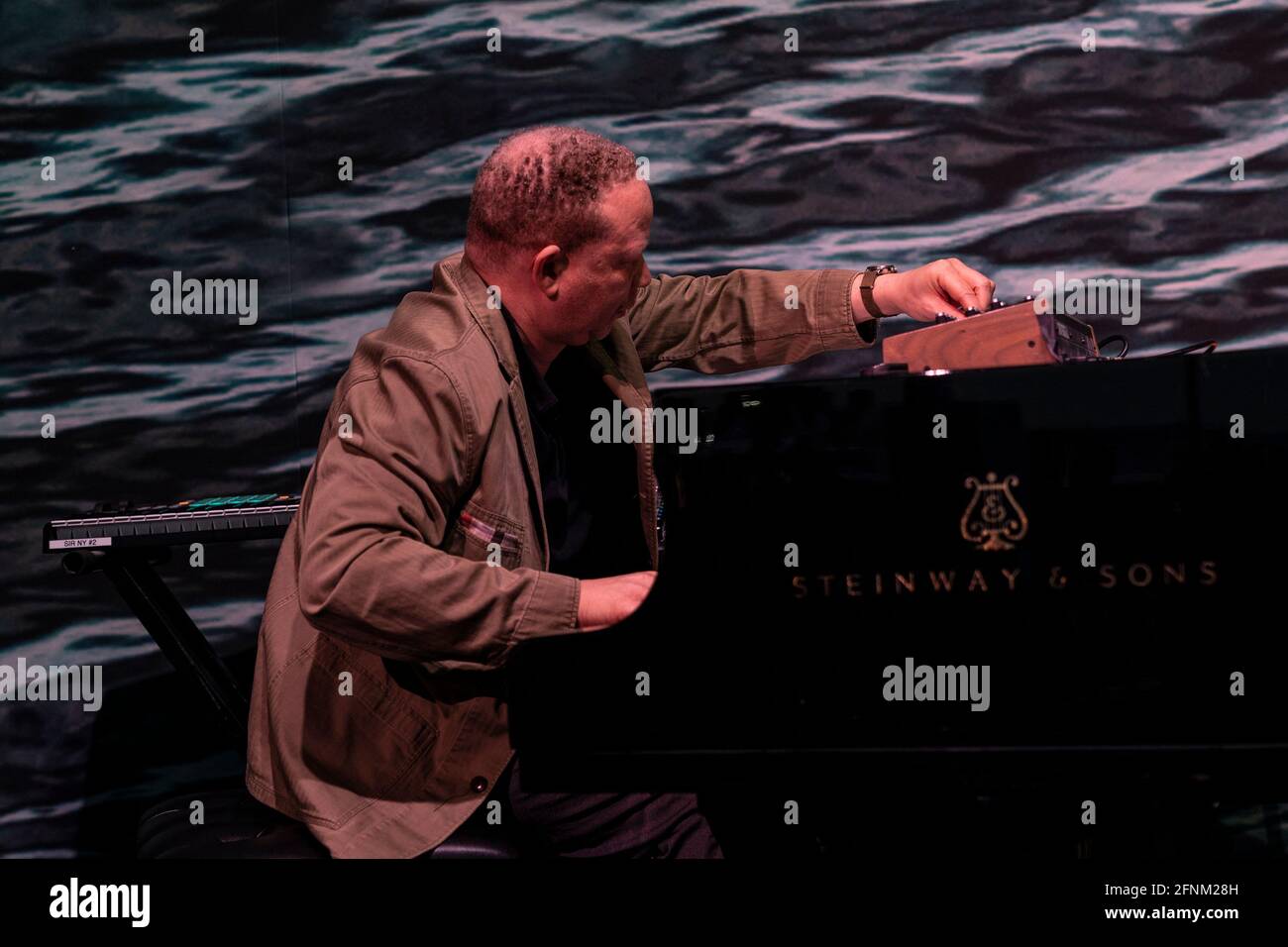 New York, Stati Uniti. 17 maggio 2021. Craig Taborn ha suonato pianoforte durante la cerimonia di dedicazione della Penisola di Gansevoort a New York il 17 maggio 2021. L'installazione della scultura è stata sponsorizzata dal Whitney Museum of American Art e donata alla città. FDNY Fire boat ha creato l'esposizione d'acqua alla fine della cerimonia. (Foto di Lev Radin/Sipa USA) Credit: Sipa USA/Alamy Live News Foto Stock