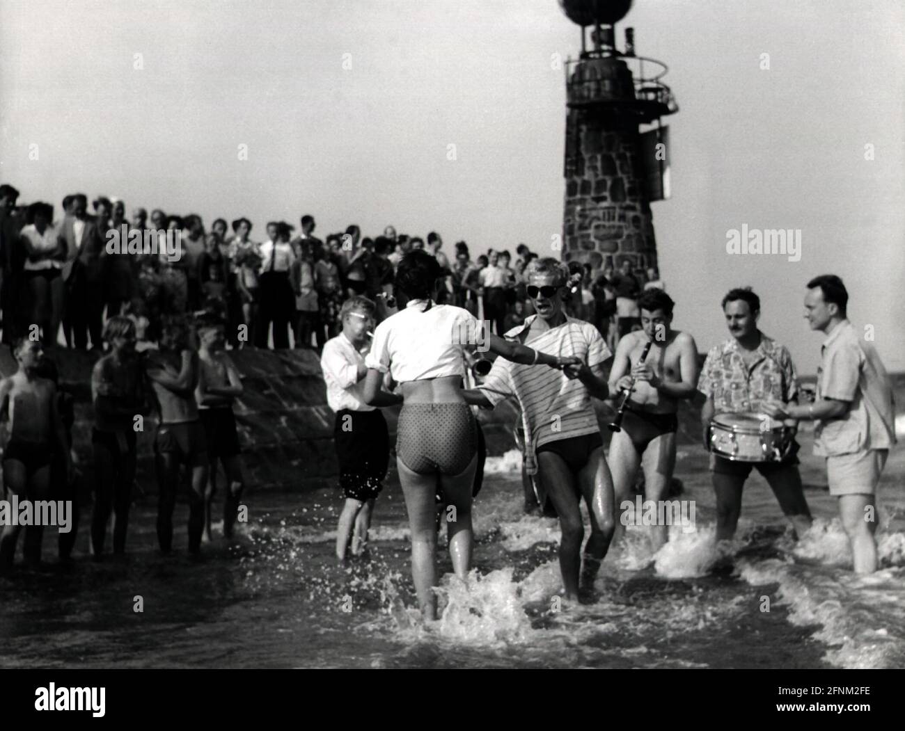 Vacanze, sport / giochi, festa in spiaggia, ballo adolescenti in acqua, circa anni '60, DIRITTI AGGIUNTIVI-CLEARANCE-INFO-NON-DISPONIBILE Foto Stock