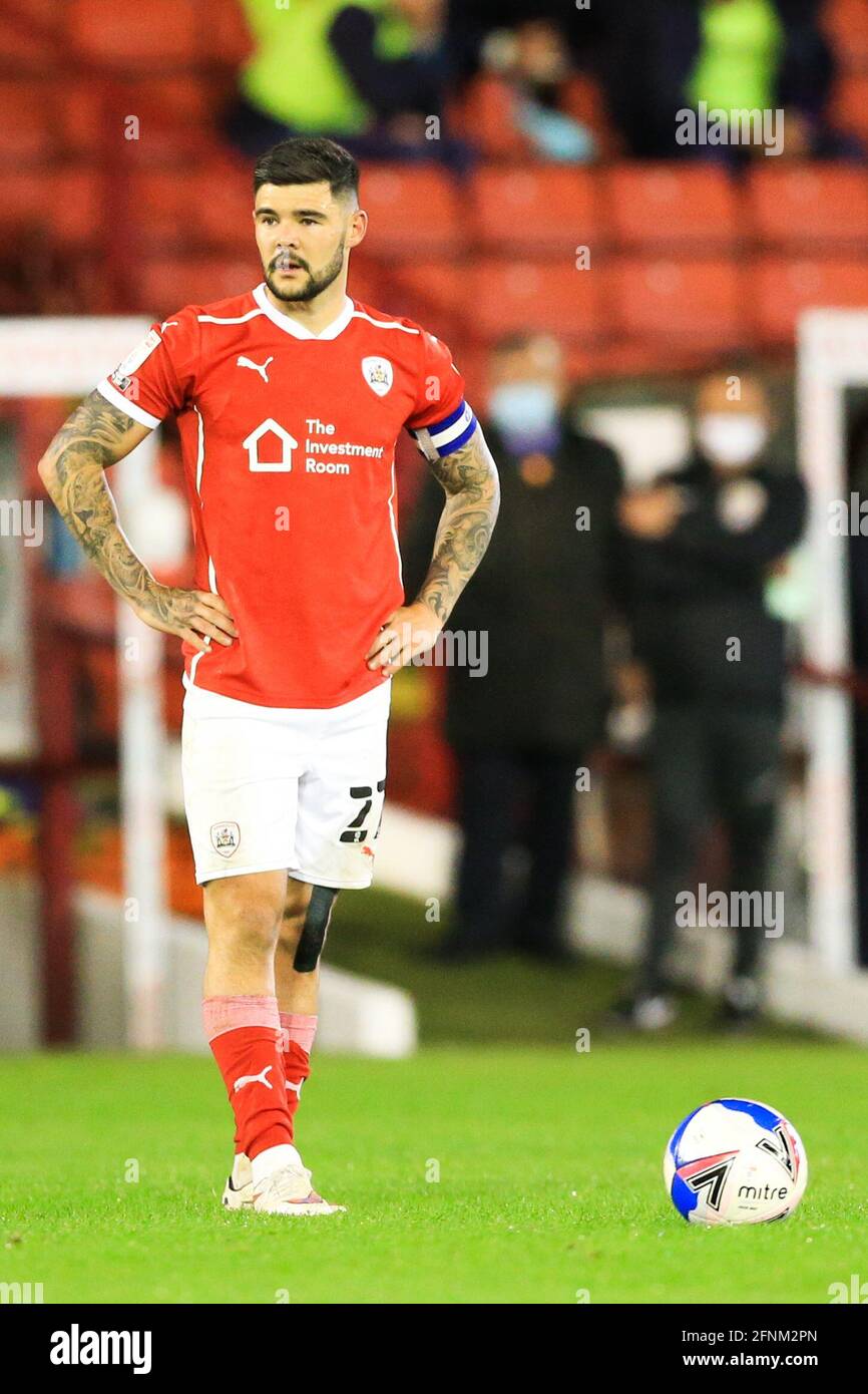 Alex Mowatt n° 27 di Barnsley durante il gioco in, il 17/2021. (Foto di Isaac Parkin/News Images/Sipa USA) Credit: Sipa USA/Alamy Live News Foto Stock