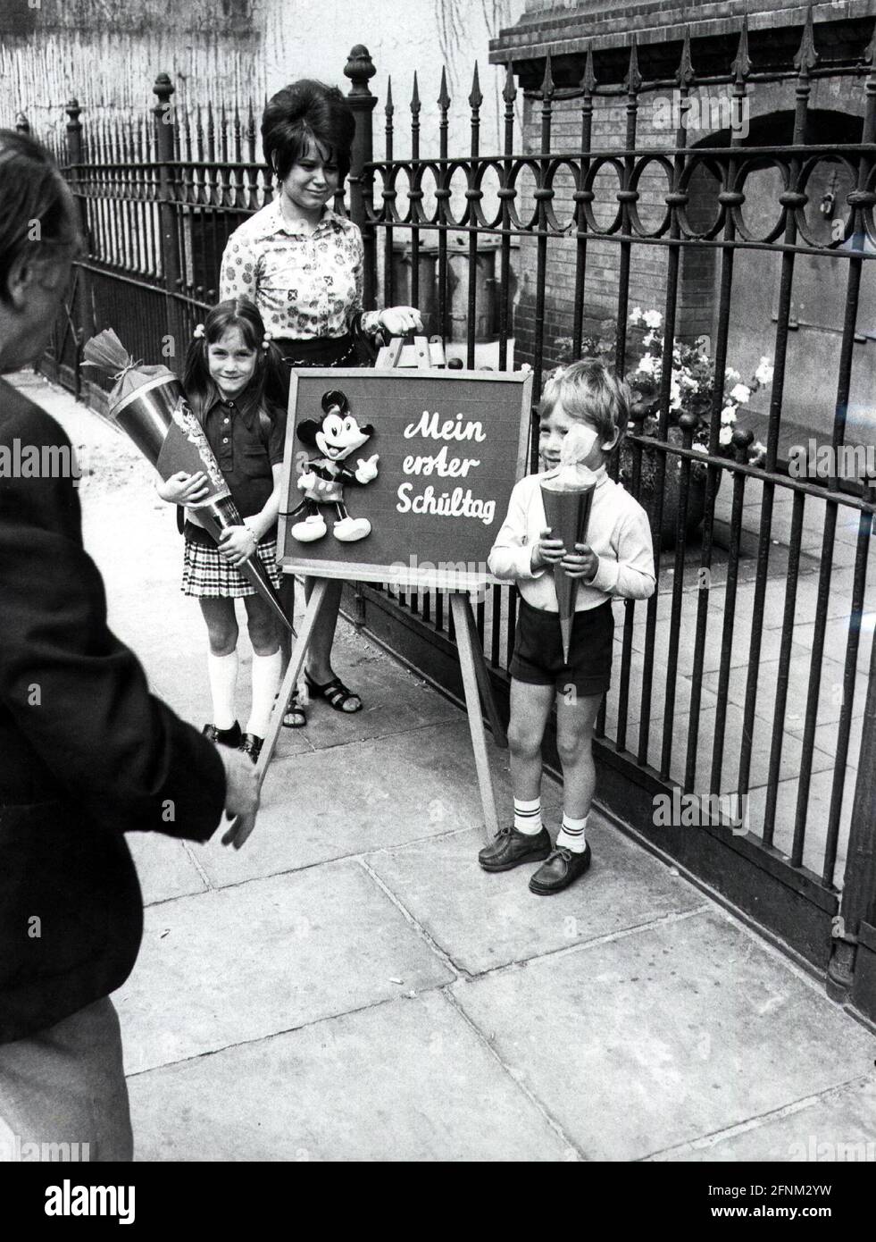Educazione, iscrizione scolastica, bambini zwo con cornet di cartone pieno di dolci e regali, DIRITTI-AGGIUNTIVI-AUTORIZZAZIONE-INFO-NON-DISPONIBILE Foto Stock