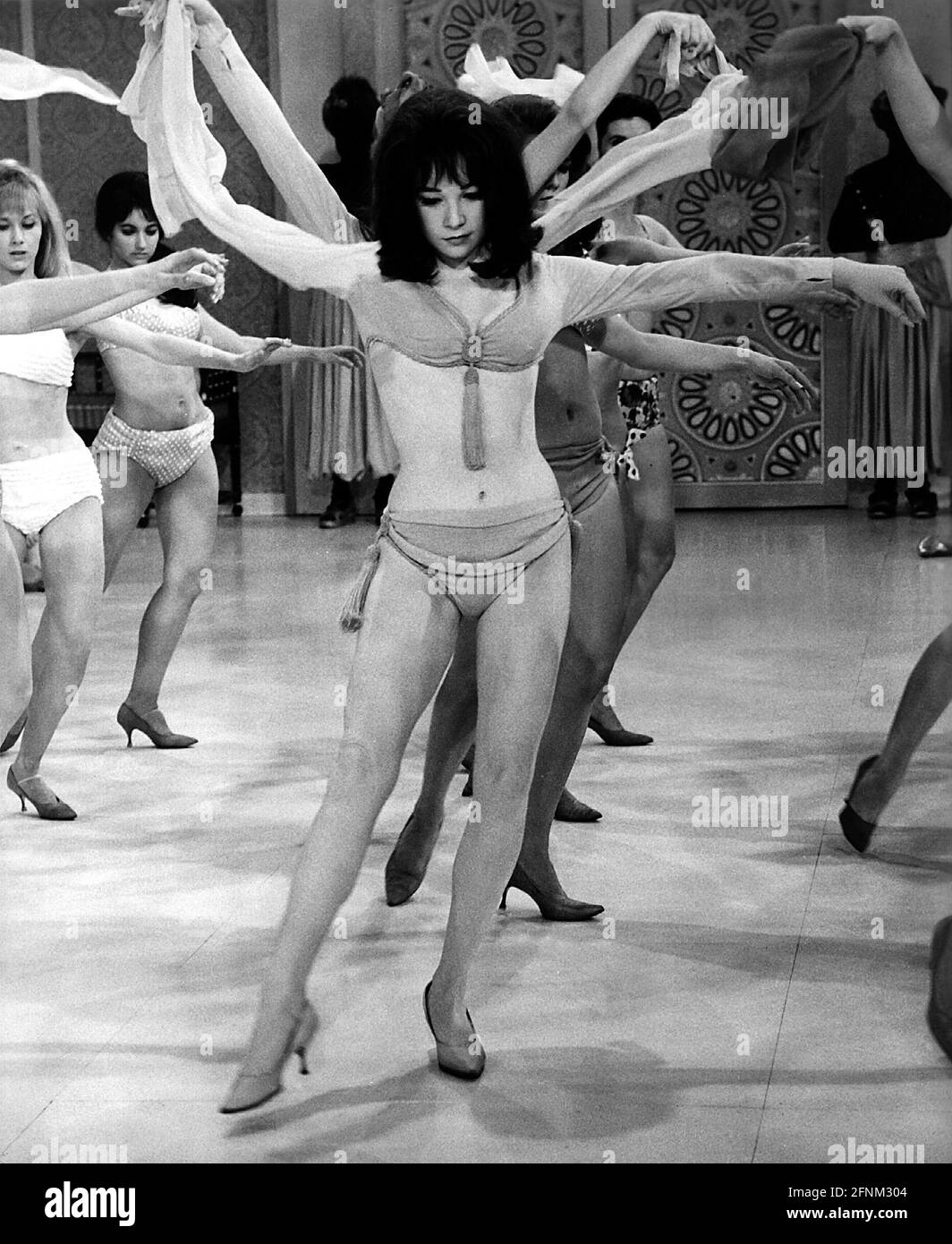 MacLaine, Shirley, * 24.4.1934, attrice americana, lunghezza intera, BALLI, INFORMAZIONI-DI-AUTORIZZAZIONE-DIRITTI-AGGIUNTIVI-NON-DISPONIBILI Foto Stock