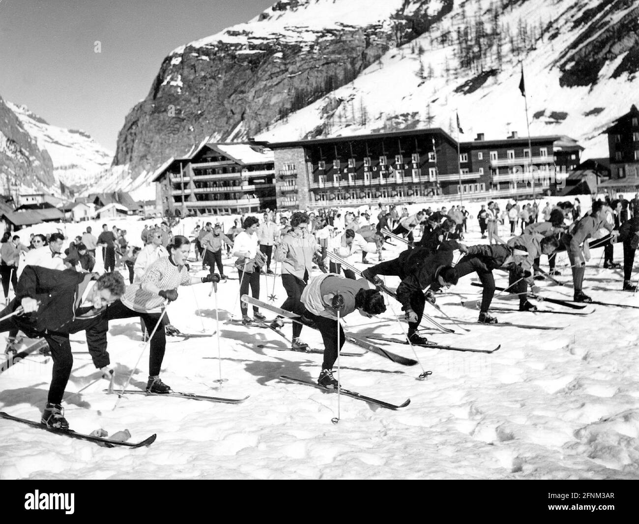 Sport, sport invernali, sci, scuola di sci della Val d'Isere, sciatori durante il warm up, intorno agli anni '50, DIRITTI-AGGIUNTIVI-AUTORIZZAZIONE-INFORMAZIONI-NON-DISPONIBILI Foto Stock