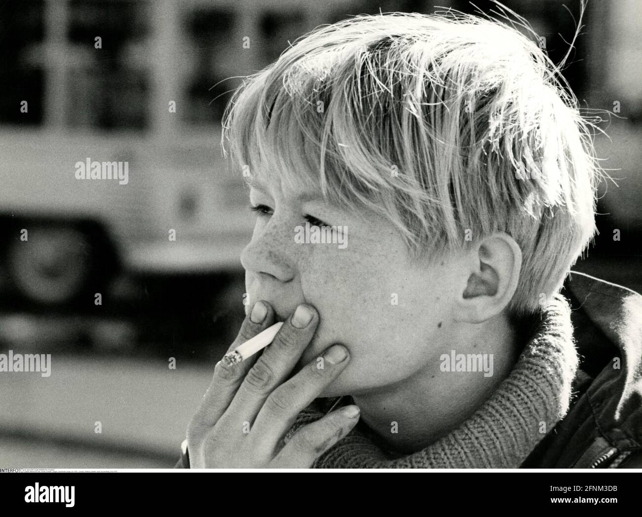 persone, bambini, ritratto - ragazzi, ragazzo fumo, circa 1970, INFORMAZIONI-AGGIUNTIVE-DIRITTI-AUTORIZZAZIONE-NON-DISPONIBILI Foto Stock