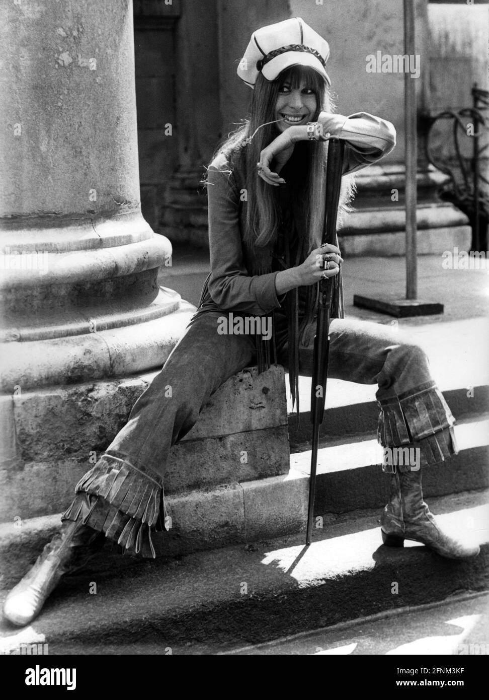 Moda, anni '60, moda donna, ragazza che indossa svasature con frange, 1969, DIRITTI-AGGIUNTIVI-CLEARANCE-INFO-NON-DISPONIBILE Foto Stock