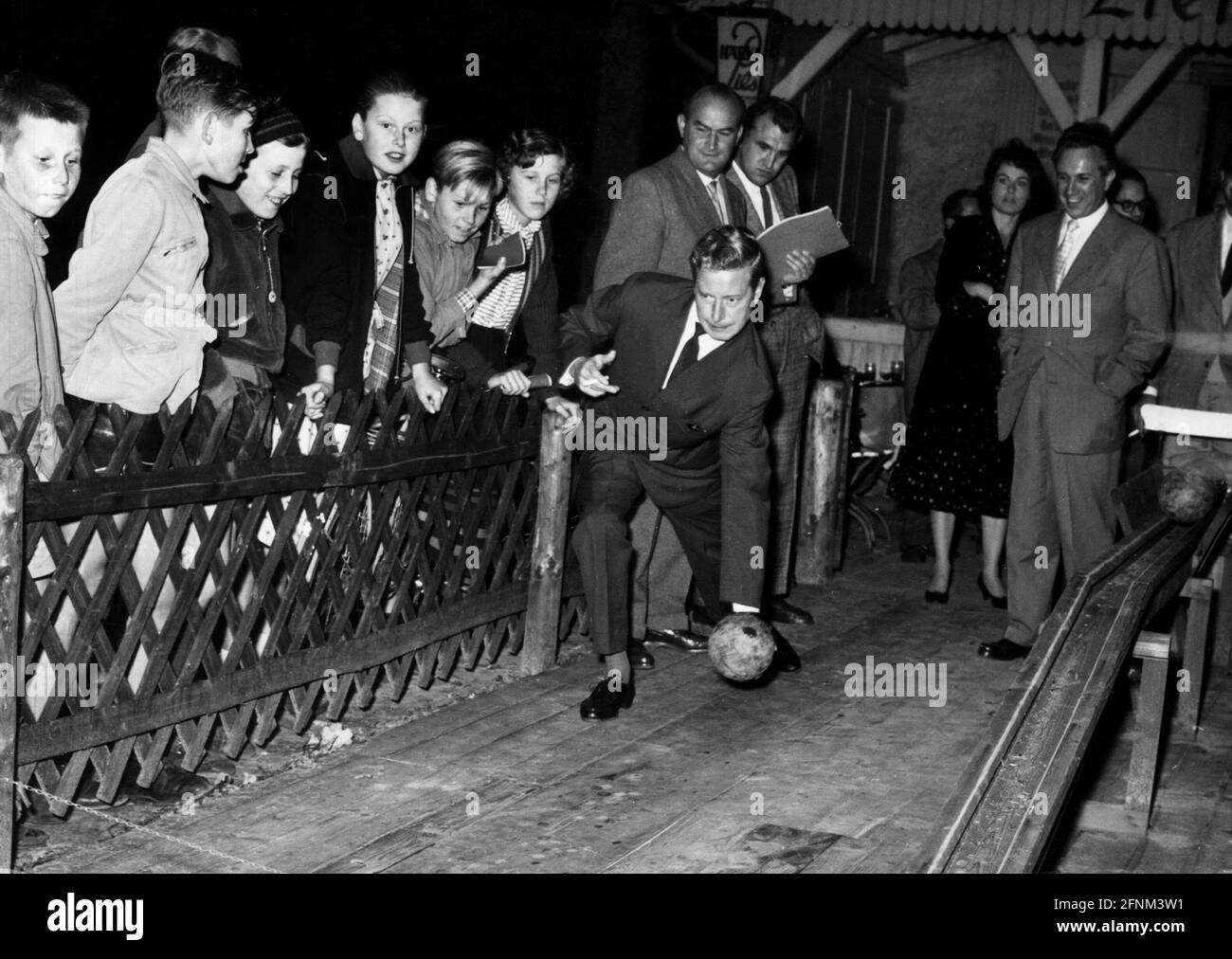 Borsche, Dieter, 25.10.1909 - 8.5.1982, attore tedesco, lunghezza intera, BOWLING, 1950, INFORMAZIONI-AGGIUNTIVE-DIRITTI-DI-AUTORIZZAZIONE-NON-DISPONIBILI Foto Stock