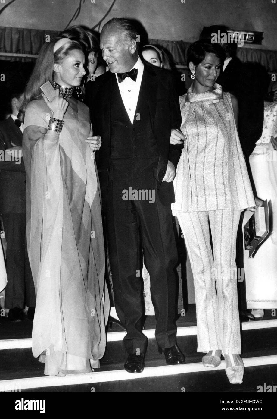 Juergens, caglid, 13.12.1915 - 18.6.1982, attore tedesco, lunghezza intera, INFORMAZIONI-AGGIUNTIVE-DIRITTI-AUTORIZZAZIONE-NON-DISPONIBILI Foto Stock