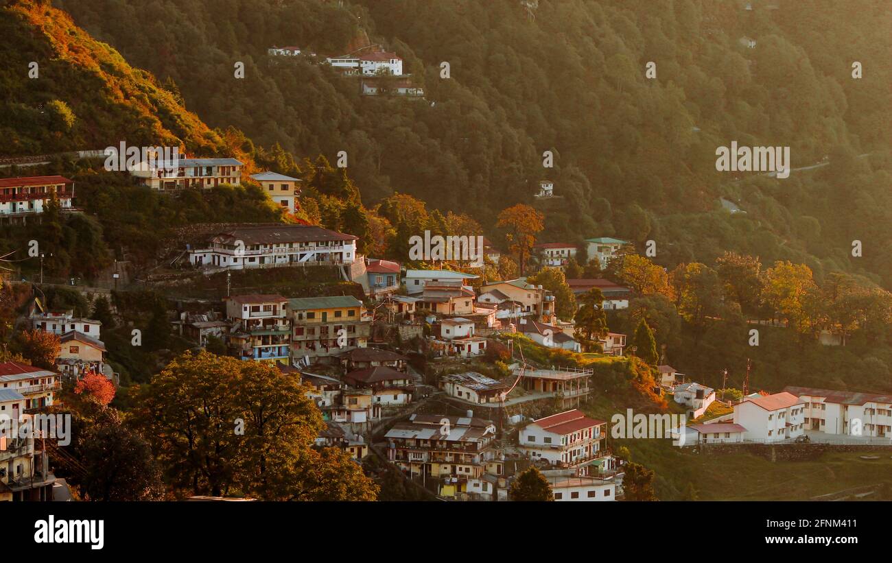 bellissimo paesaggio di colline mussoorie al mattino. Foto Stock