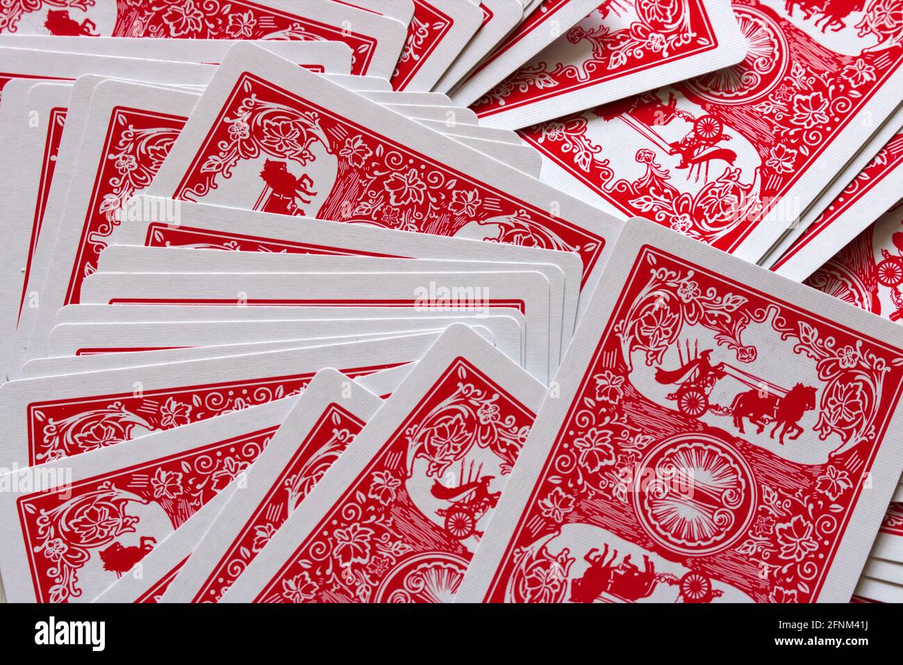 mucchio di carte da gioco rosso e bianco Foto Stock