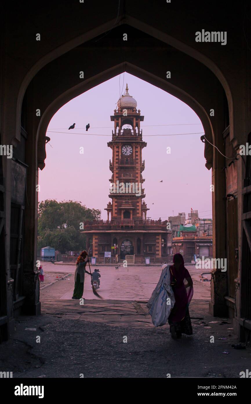 Gente di mattina presto pulendo le strade di ghanta ghar, mercato di sardar. . Foto Stock