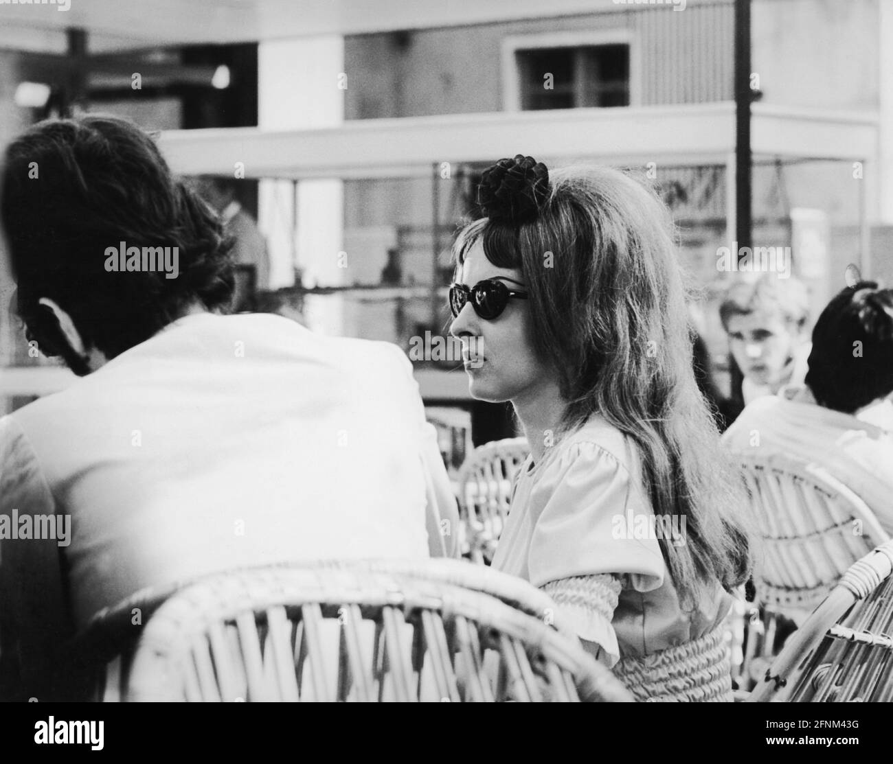 Germania, Monaco, gastronomia, Schwabing, caffè all'aperto, Ragazza con  occhiali da sole seduto in caffetteria, anni '60, DIRITTI-AGGIUNTIVI-CLEARANCE-INFO-NON-DISPONIBILE  Foto stock - Alamy
