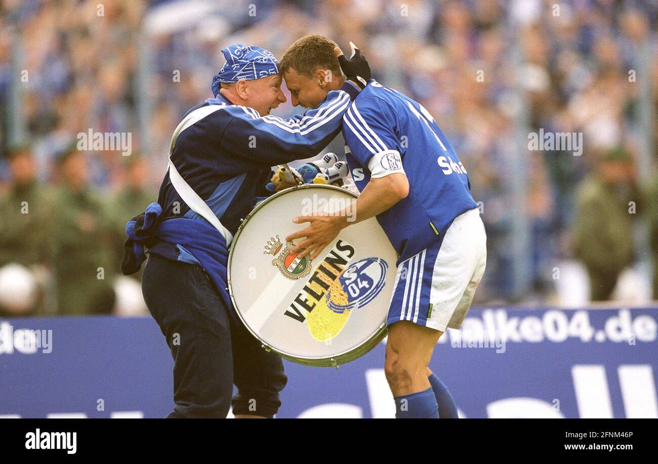 Gelsenkirchen, Germania. 19 maggio 2001. Calcio primogenito: 19.5.2001. 19 maggio 2001 1. Bundesliga stagione 2000/2001 FC Schalke 04 - Spielvereinigung Unterhaching 5: 3 Ebbe Sand Jubilation, goaljubel con un fan con tamburo, divertente clou Copyright by firo sportphoto: Dickmannstr. 2-4 45143 Essen e Mail: Mail @ firosportphoto .de (Volksbank Bochum Witten): BLZ.:430 601 29 account: 341 117 100 Tel.:0201/629355 Fax:0201/629374 | utilizzo nel mondo Credit: dpa/Alamy Live News Foto Stock