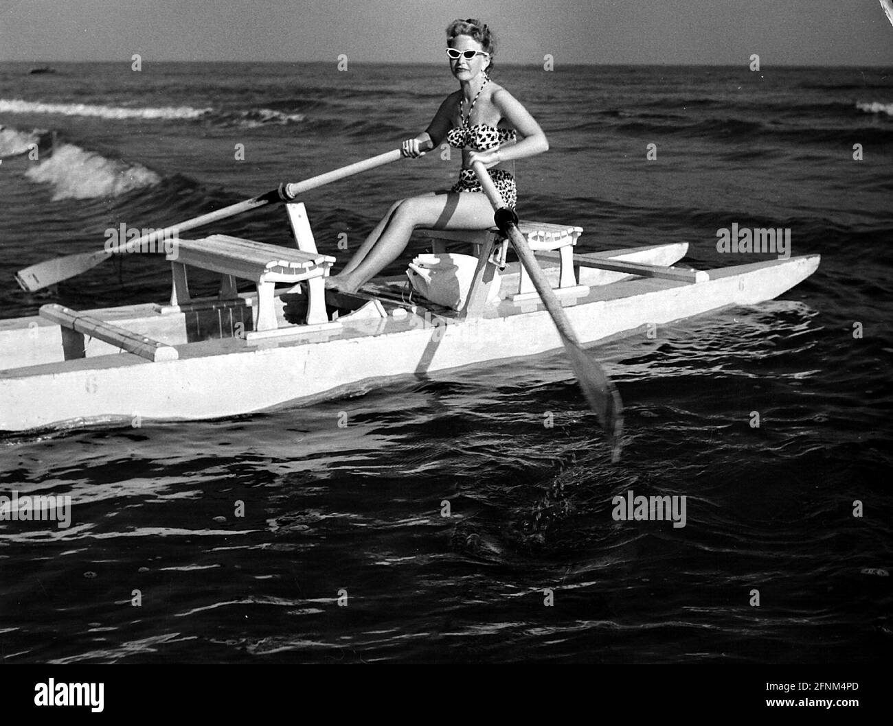 turismo, anni '50, donna, barca a remi, mare Adriatico, 50S, ADDITIONAL-RIGHTS-CLEARANCE-INFO-NOT-AVAILABLE Foto Stock