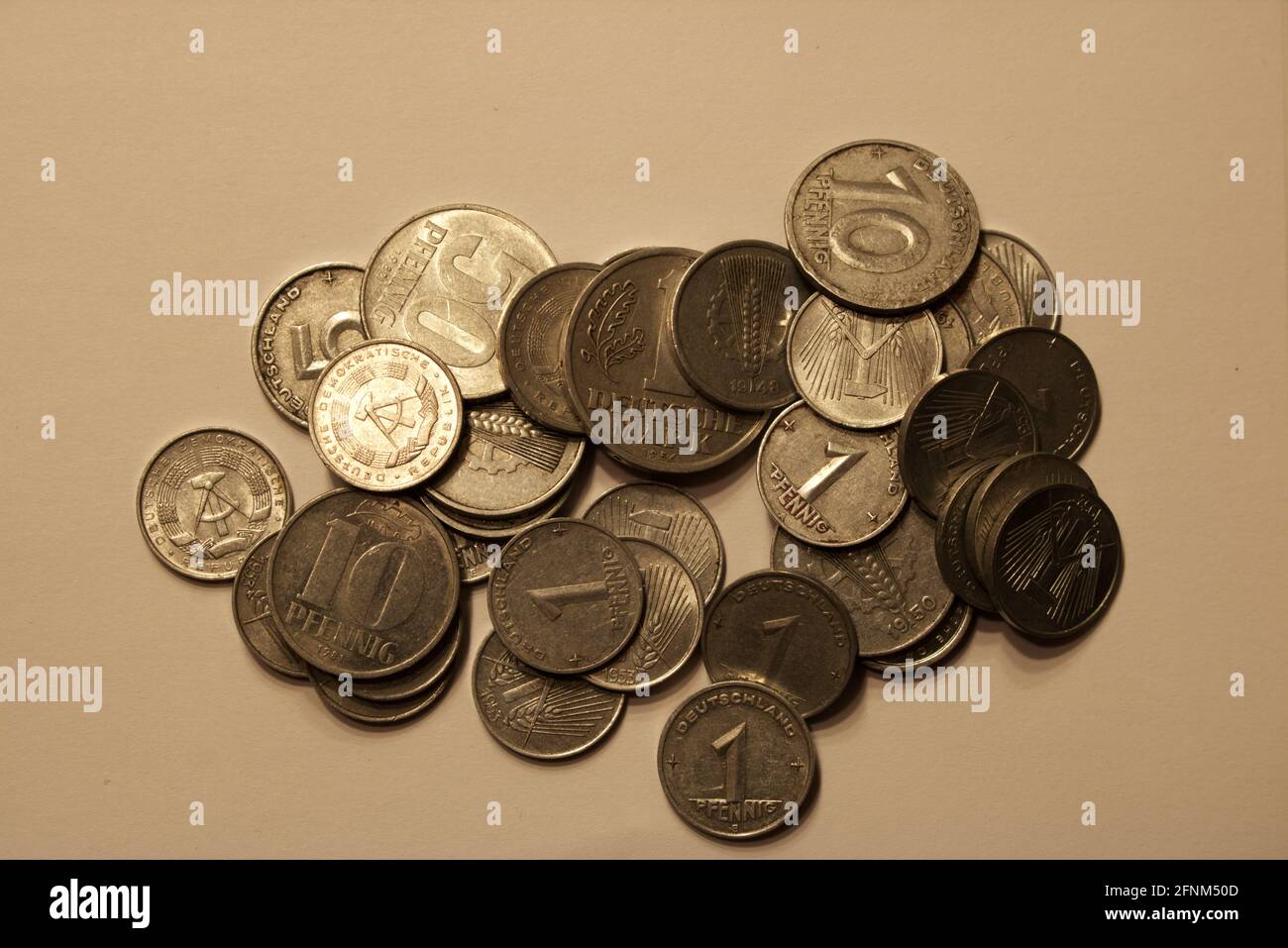 mucchio di monete della ddr Foto Stock