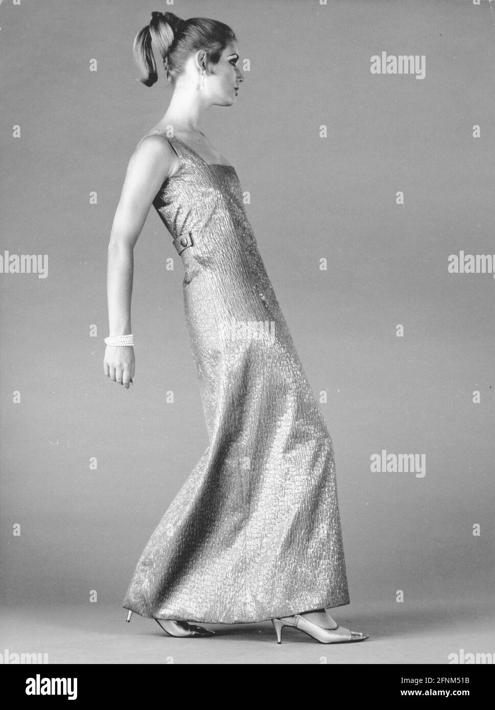 Moda, anni '60, moda donna, abiti da sera, modello che indossa abito da sera in metallo look, DIRITTI AGGIUNTIVI-CLEARANCE-INFO-NON-DISPONIBILE Foto Stock