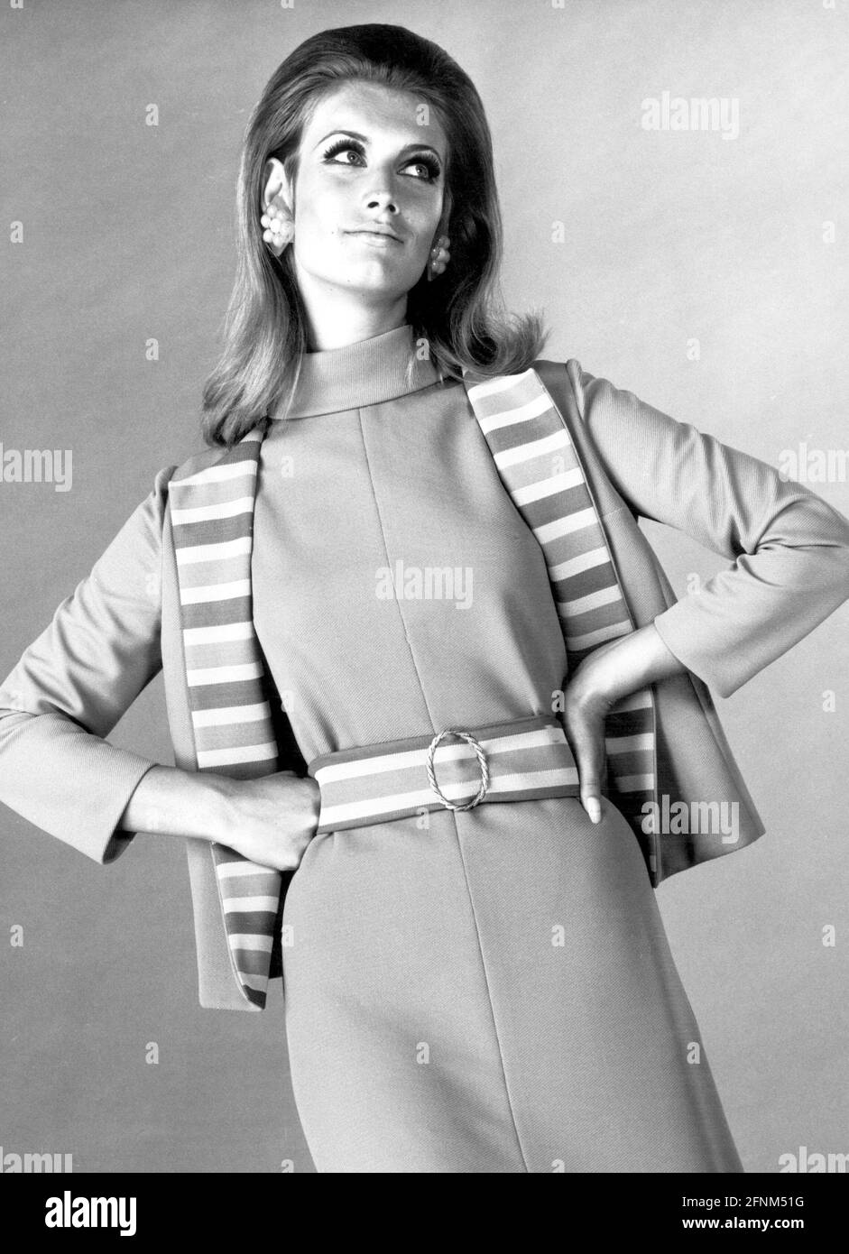 Moda, anni '70, la moda del ladie, donna che indossa un abito con giacca e cintura, ULTERIORI-DIRITTI-AUTORIZZAZIONE-INFO-NON-DISPONIBILE Foto Stock