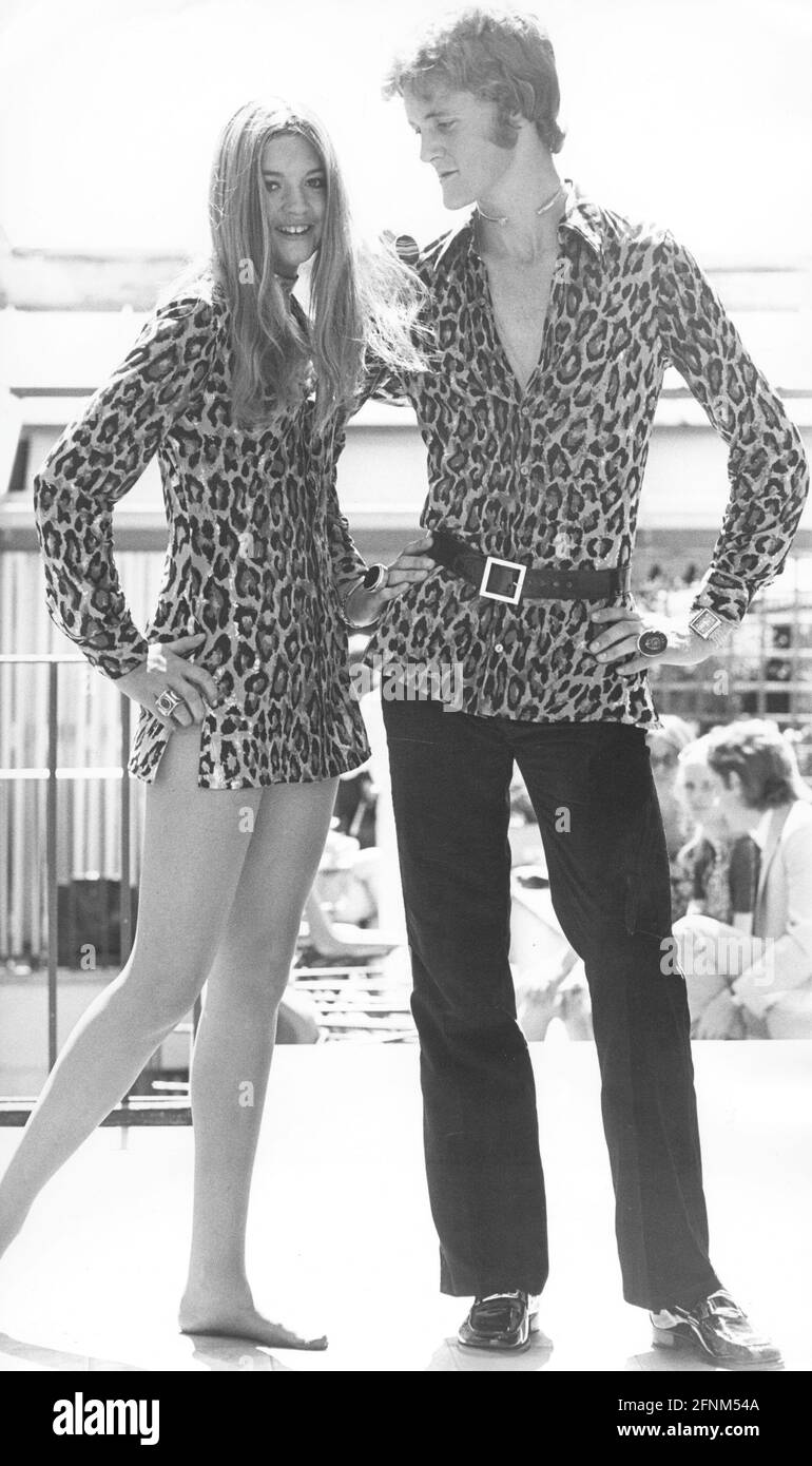 moda, anni '70, collezione estiva, leopard textured, motivo, Donna in minidress, DIRITTI-AGGIUNTIVI-AUTORIZZAZIONE-INFO-NON-DISPONIBILE Foto Stock