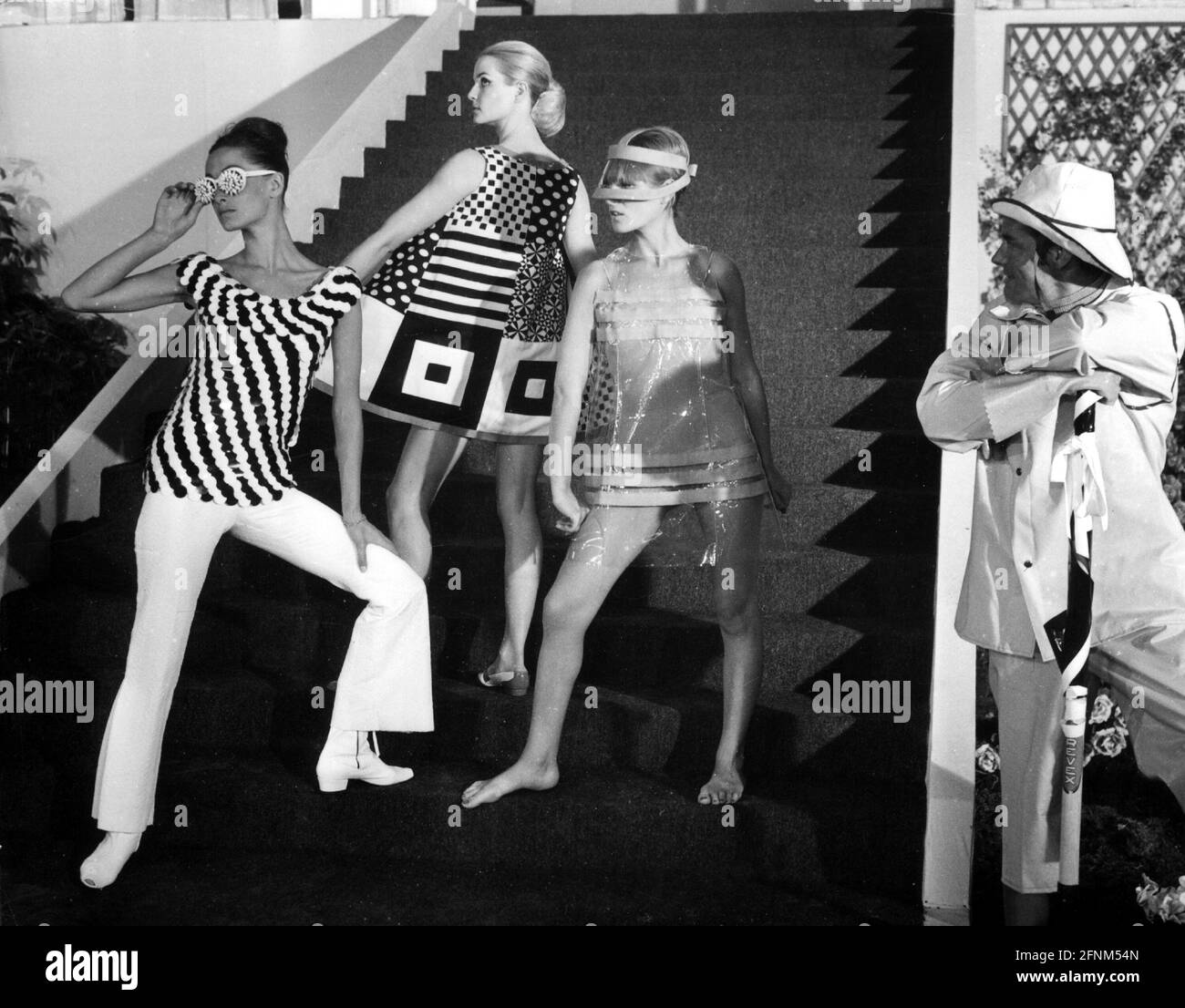 Moda, anni '70, giovane moda, modelli che presentano la moda plastica, DIRITTI-AGGIUNTIVI-CLEARANCE-INFO-NON-DISPONIBILE Foto Stock