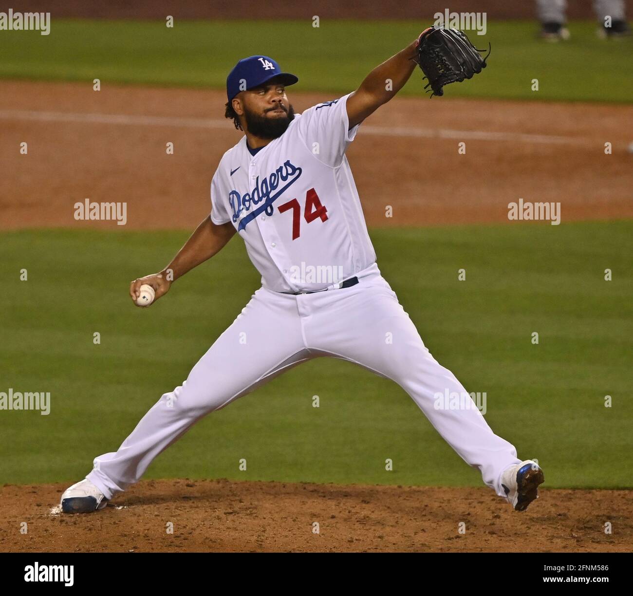 Los Angeles, Stati Uniti. 18 maggio 2021. Il lanciatore di chiusura di Los Angeles Dodgers, Kenley Jansen, si snoda per consegnare il nono assalto contro gli Arizona Diamondbacks allo stadio Dodger di Los Angeles lunedì 17 maggio 2021. I Dodgers sconfissero i Diamondbacks 3-1. Foto di Jim Ruymen/UPI Credit: UPI/Alamy Live News Foto Stock