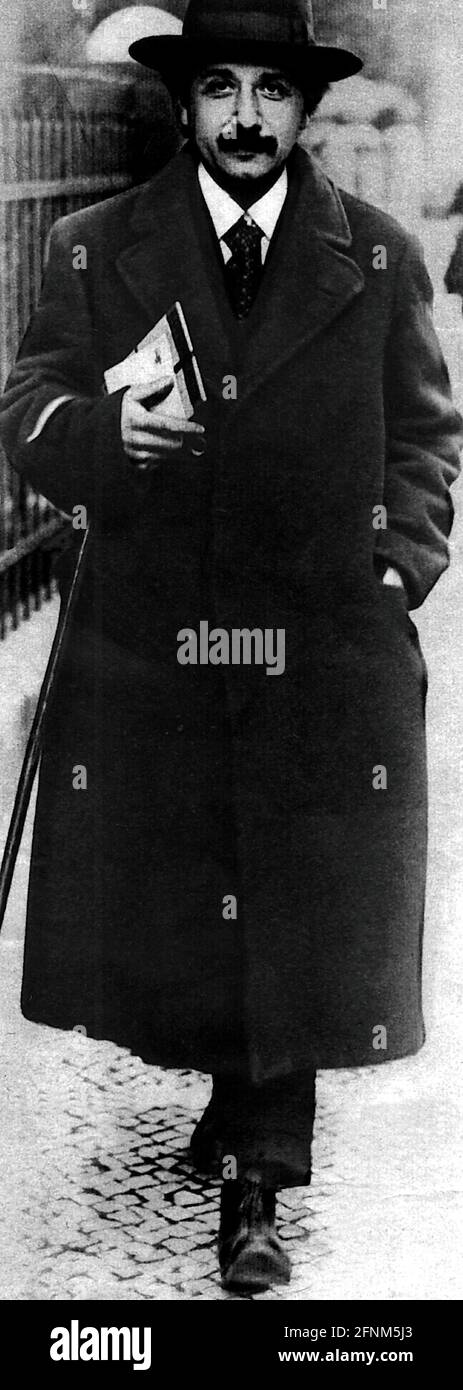 Einstein, Albert, 14.3.1879 - 18.4.1955, americano - scienziato tedesco (fisico), a lunghezza intera, DIRITTI-AGGIUNTIVI-CLEARANCE-INFO-NON-DISPONIBILE Foto Stock