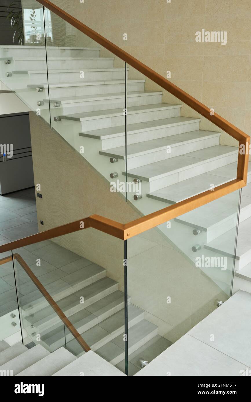 Immagine di scale con ringhiera in vetro in un moderno edificio per uffici Foto Stock