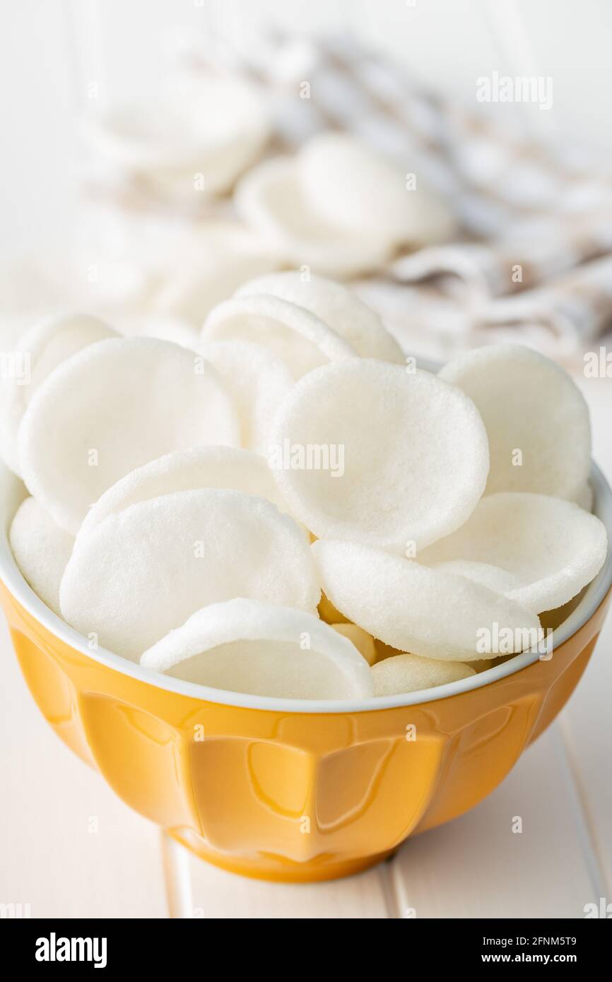 Spuntini bianchi soffici. Patatine bianche su tavola bianca. Foto Stock