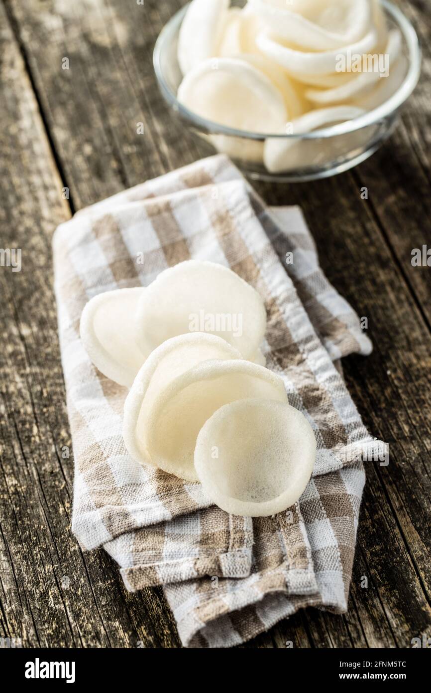 Spuntini bianchi soffici. Patatine bianche su tavolo di legno. Foto Stock