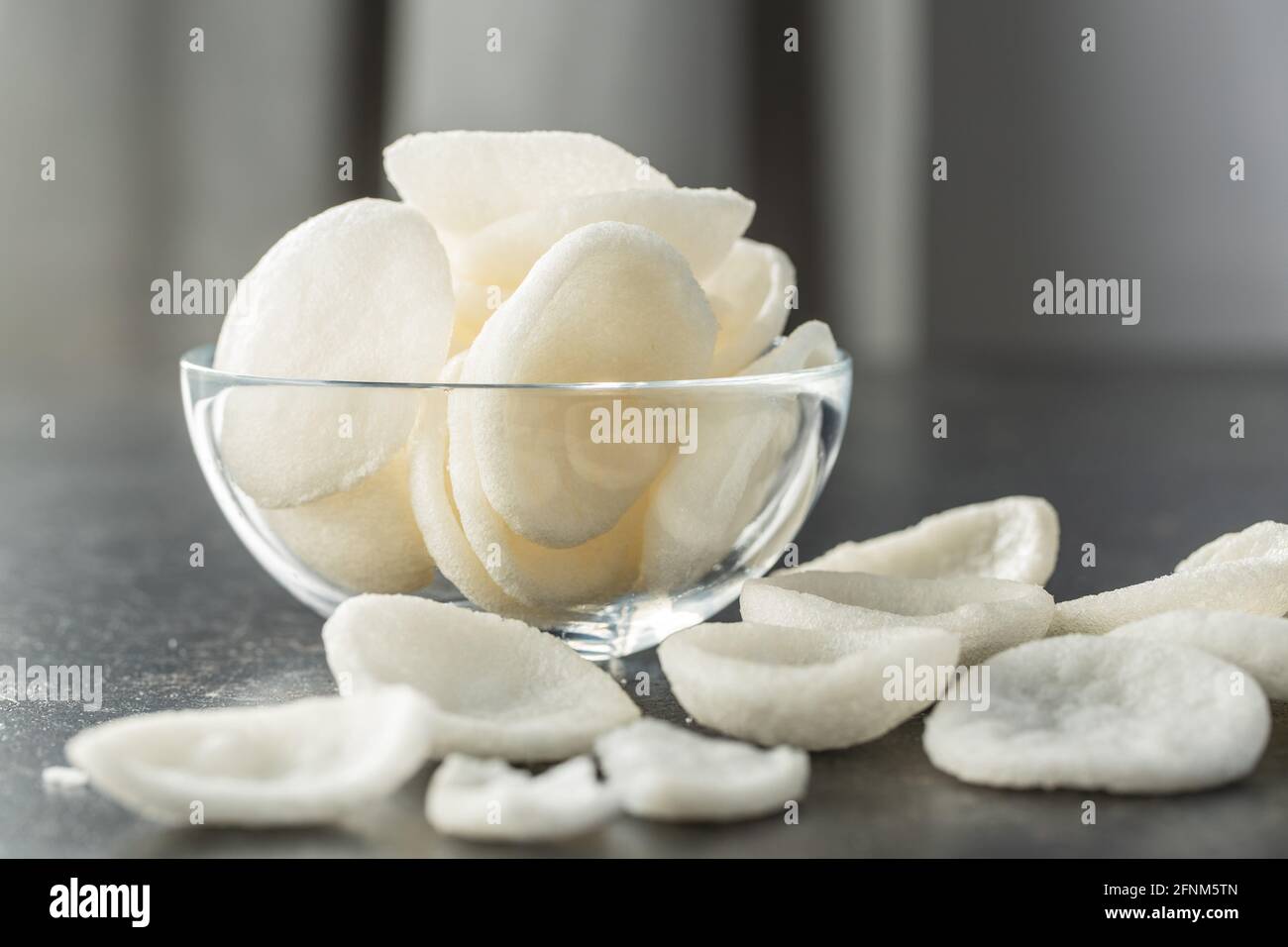 Spuntini bianchi soffici. Patatine bianche su tavola nera. Foto Stock