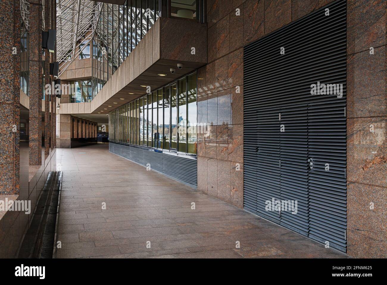 Un passaggio vuoto attraverso il 1° London Bridge lungo il sentiero Queens Walk a Southwark. Foto Stock