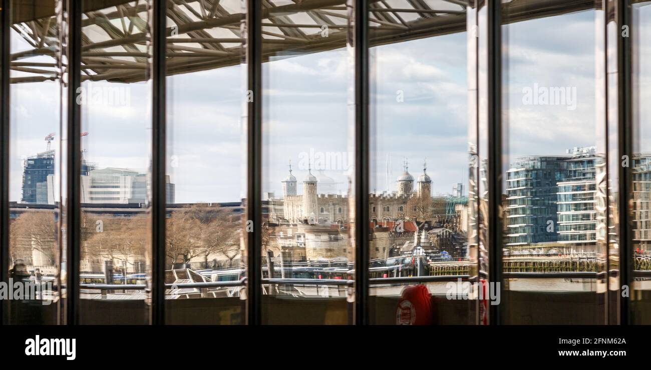 Riflessione della Torre di Londra in pannelli di vetro del No. 1 London Bridge Office building Foto Stock