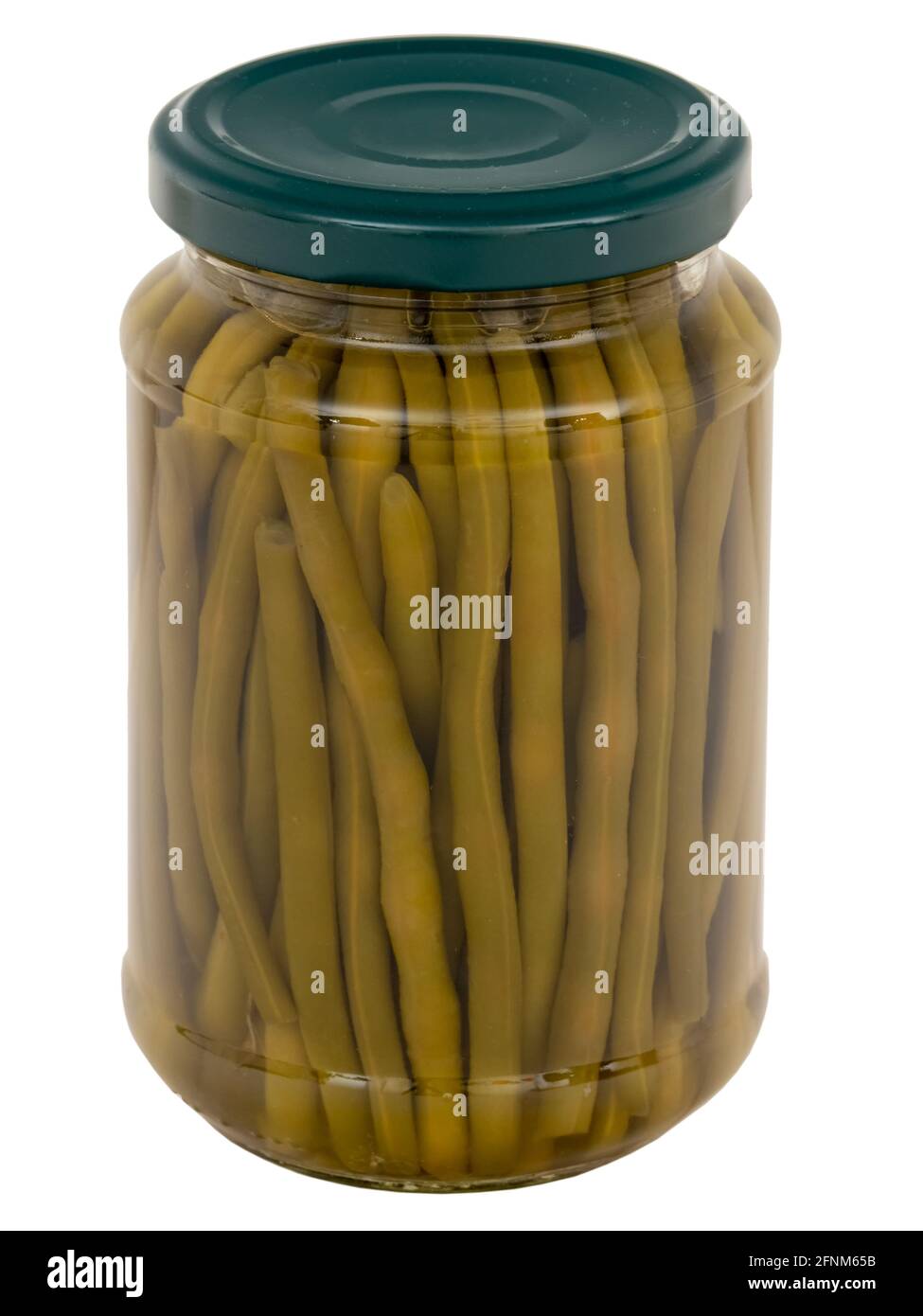 Un vaso di fagioli verdi isolato su sfondo bianco Foto Stock