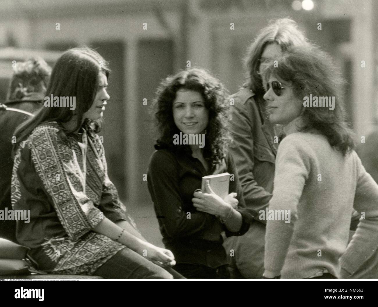 Persone, giovani / adolescenti, gruppo di adolescenti che hanno conversazione, anni '70, DIRITTI AGGIUNTIVI-CLEARANCE-INFO-NON-DISPONIBILE Foto Stock