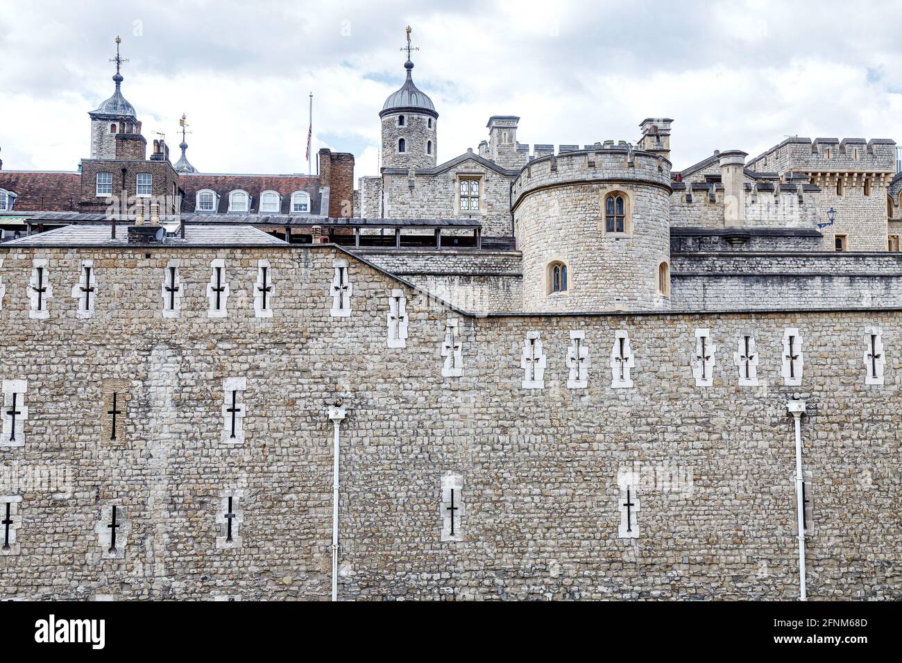 Una vista del Museo Fusilier e dell'Old Hospital Block, parti della Torre di Londra da Tower Bridge Road. Foto Stock