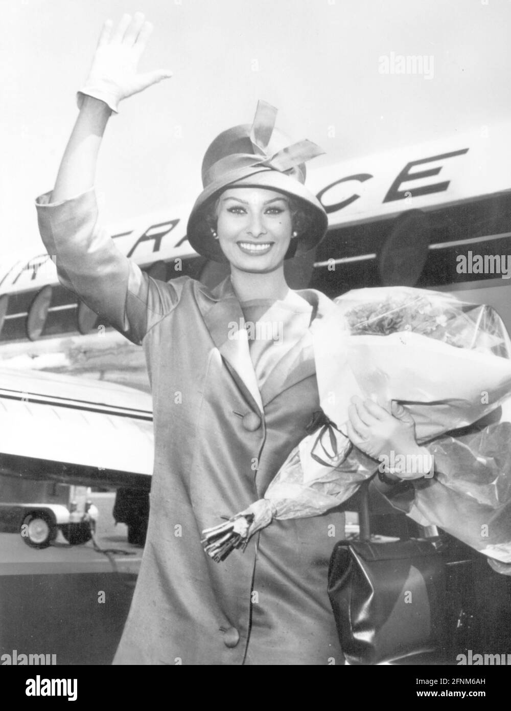 Loren, Sophia, * 20.9.1934, attrice italiana, mezza lunghezza, All'arrivo in aeroporto, cartolina fotografica, DIRITTI-AGGIUNTIVI-AUTORIZZAZIONE-INFO-NON-DISPONIBILE Foto Stock