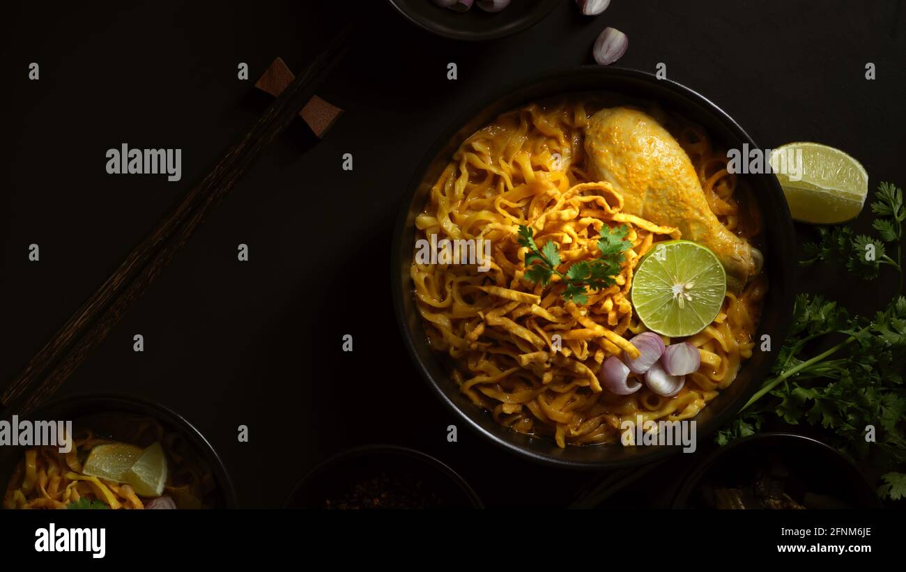 Vista dall'alto del cibo tailandese settentrionale, zuppa di curry di Noodles con pollo (Khao Soi) Foto Stock