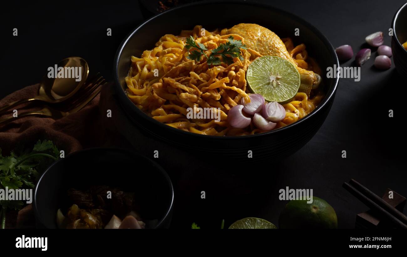 Vista ravvicinata del cibo tailandese settentrionale, zuppa di curry di Noodles con pollo (Khao Soi) Foto Stock