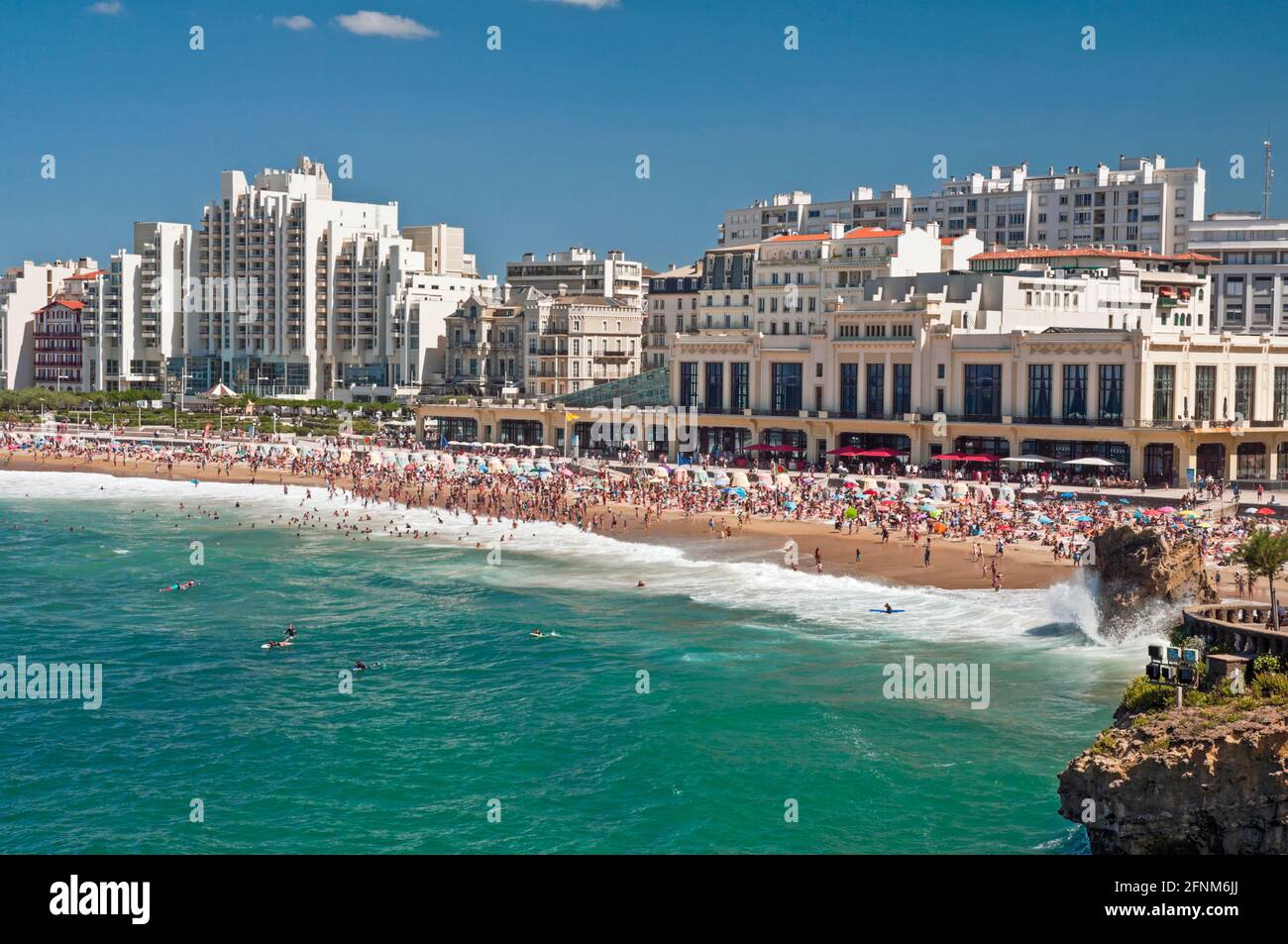 Spiaggia la grande plage in estate, Biarritz, Pirenei Atlantici (64); Nouvelle-Aquitaine regione, Francia Foto Stock