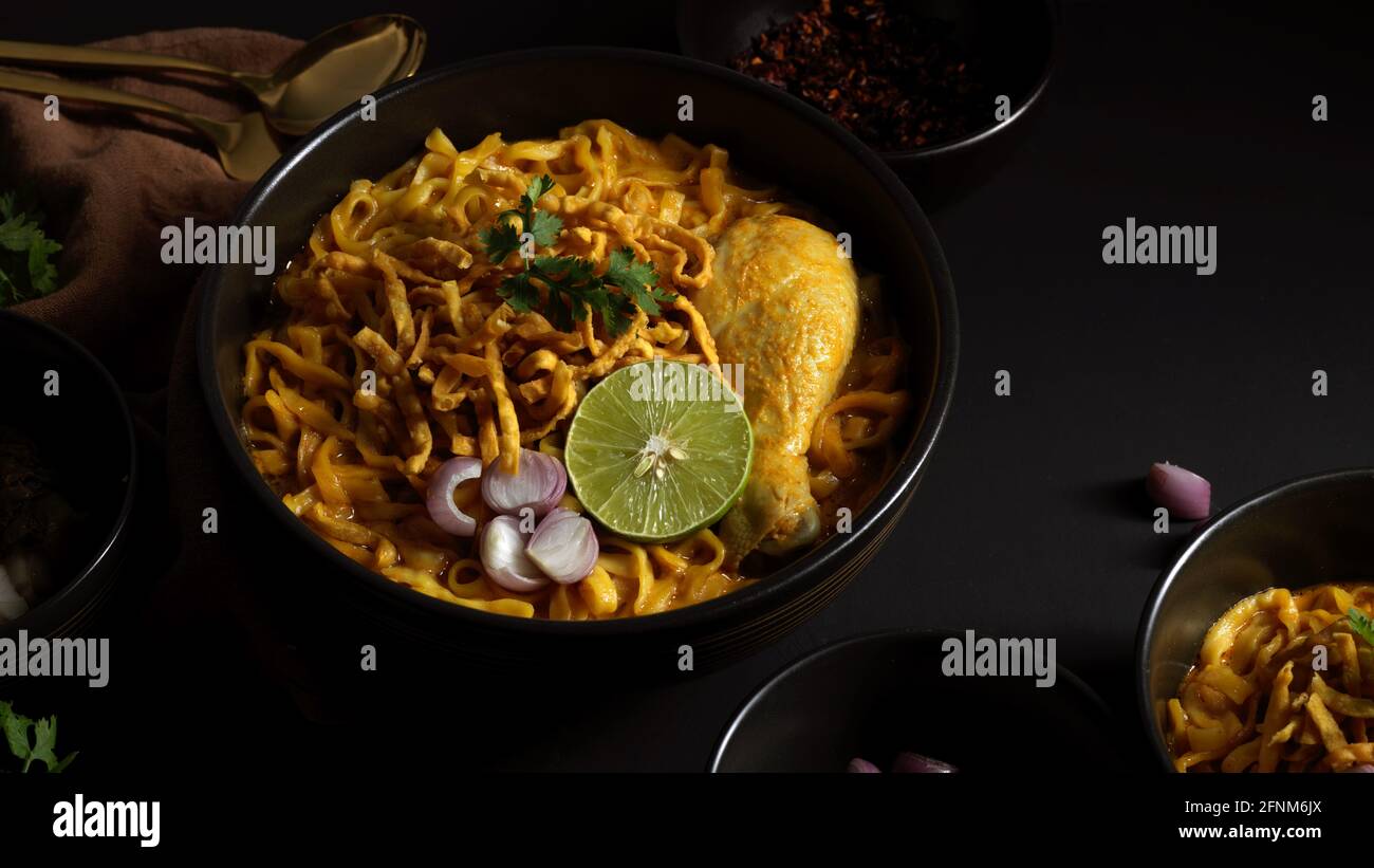 Un pizzico di cibo della Tailandia del Nord, zuppa di curry di Noodles con pollo (Khao Soi) che serve al ristorante Foto Stock