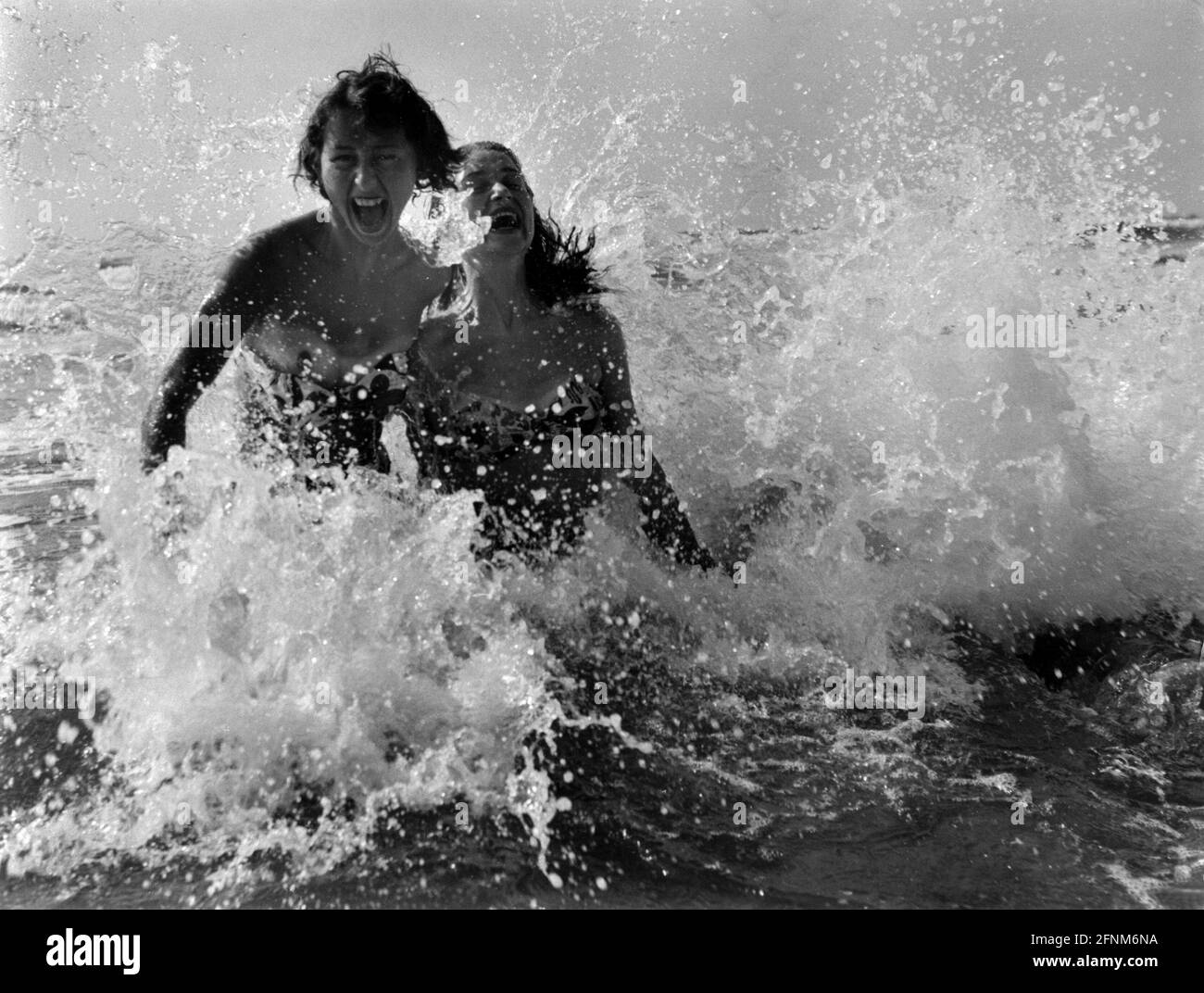 Persone, donne, due donne in mare, anni '60, DIRITTI AGGIUNTIVI-CLEARANCE-INFORMAZIONI-NON-DISPONIBILI Foto Stock