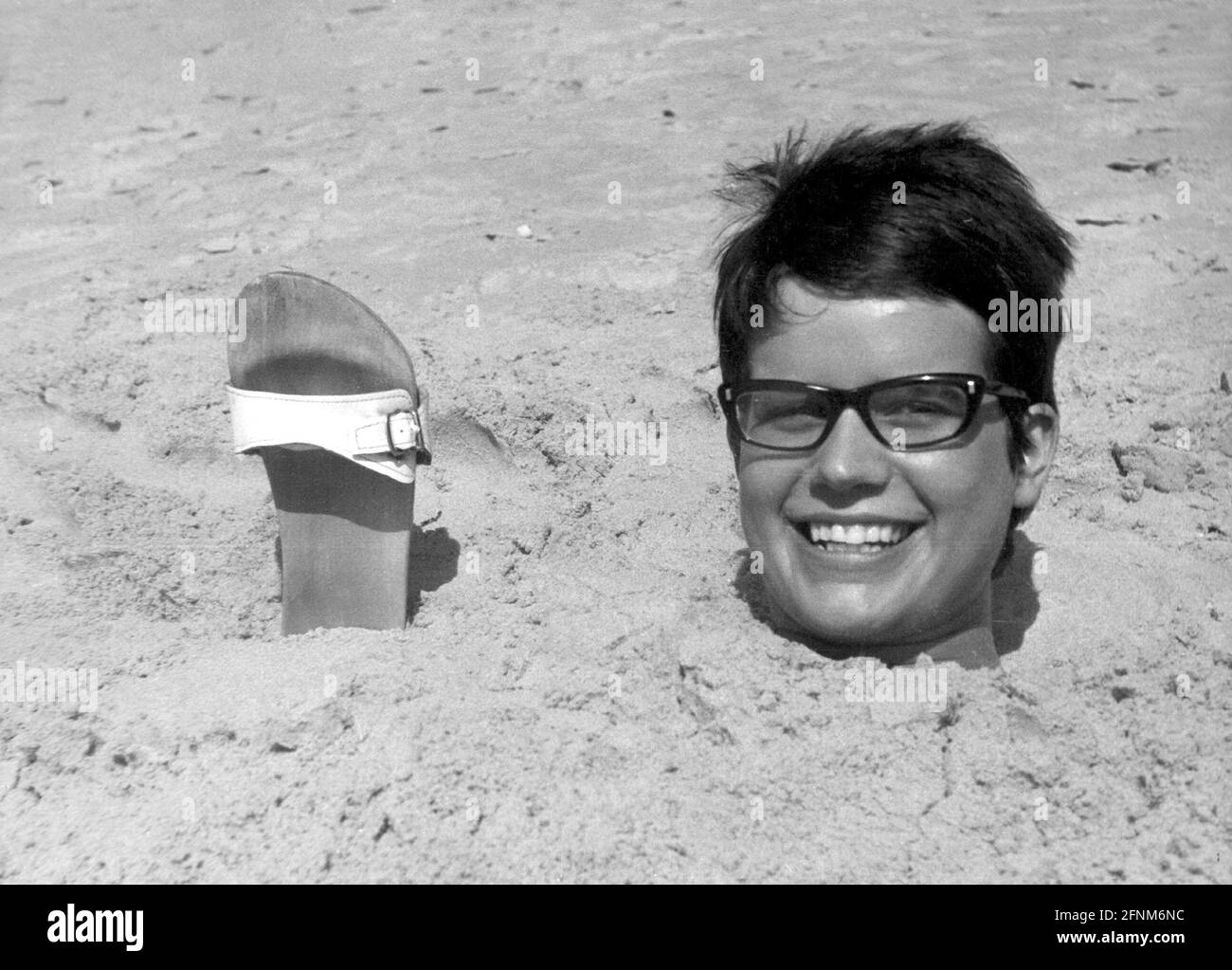 turismo, vita in spiaggia, donna fino alla testa in sabbia, Sylt, Germania, anni 70, DIRITTI-AGGIUNTIVI-CLEARANCE-INFO-NON-DISPONIBILE Foto Stock
