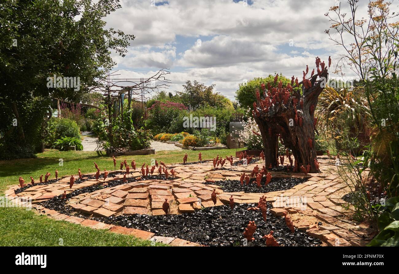 Corps-Nuds, Francia. Dipartimento di Ille-et-Vilaine. Questo angolo del giardino è fatto di tegole rosse dai vecchi tetti e il nome Jardin des Tuileries Foto Stock