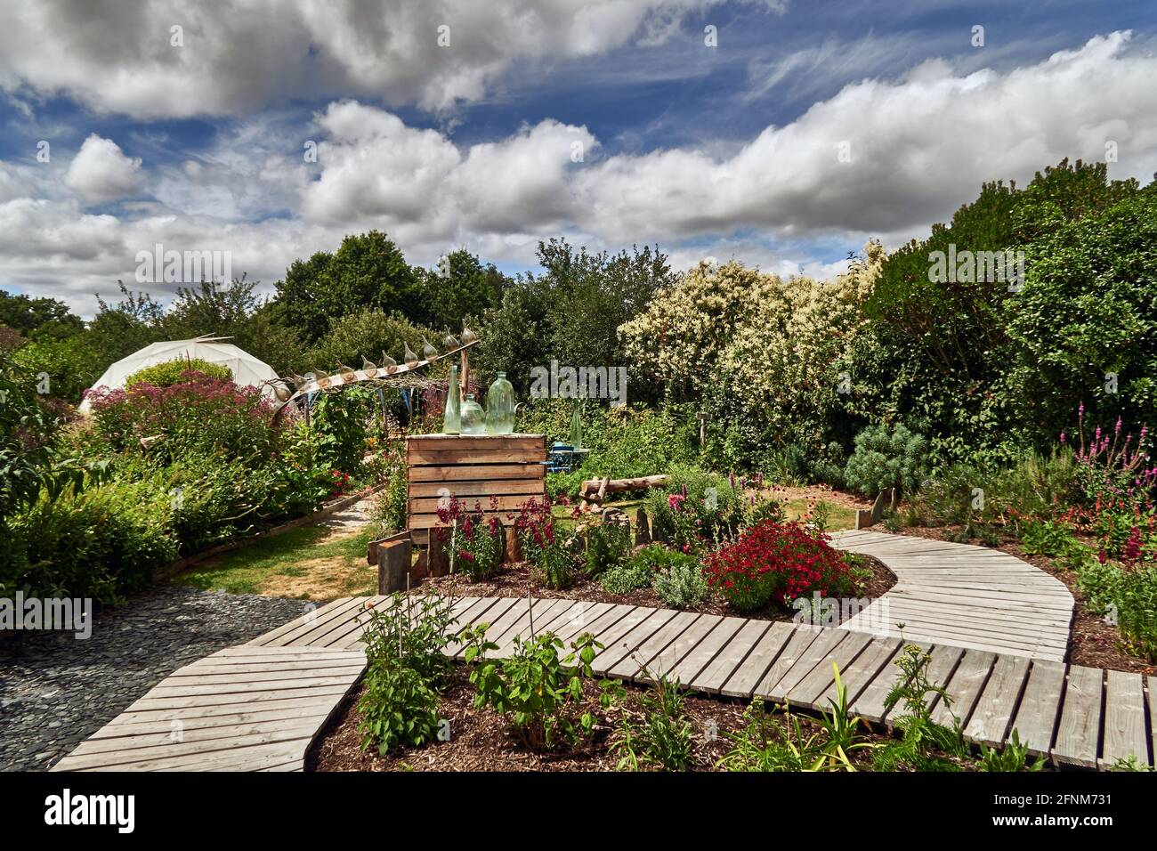 Orps-Nuds, Francia. Dipartimento di Ille-et-Vilaine. . Quindici chilometri a sud di Rennes, Luc Bienvenu e il vasto giardino paesaggistico di Christine Bannier del 600 Foto Stock