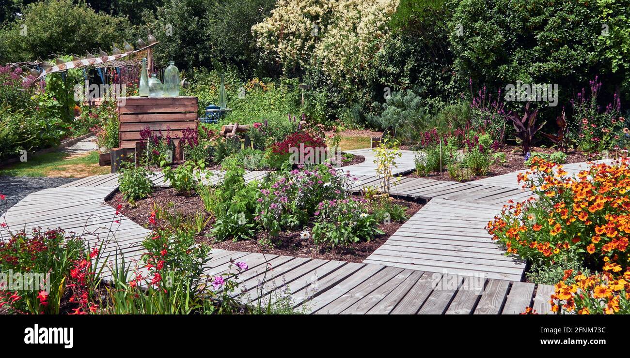 Corps-Nuds, Francia. Dipartimento di Ille-et-Vilaine. . Quindici chilometri a sud di Rennes, Luc Bienvenu e il vasto giardino paesaggistico di Christine Bannier del 60 Foto Stock