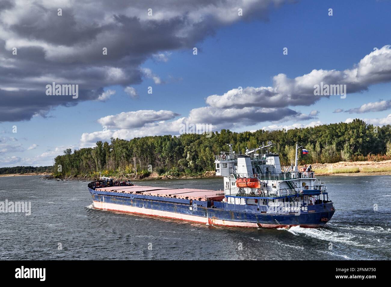 Russia ; Astrakhan Oblast. Astrakhan zona della città. La nave sulla vista panoramica del fiume Volga. Il Volga è il fiume più grande d'Europa, che scolo di più Foto Stock
