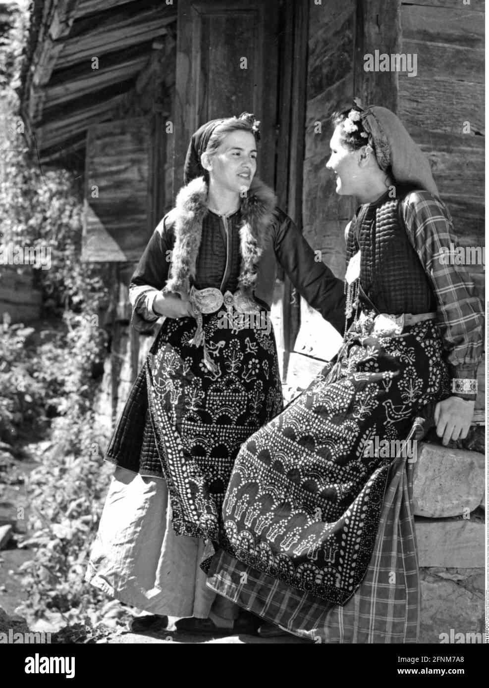 Geografia / viaggio storico, Bulgaria, persone, due donne in costume nazionale, anni '60, DIRITTI AGGIUNTIVI-CLEARANCE-INFO-NON-DISPONIBILE Foto Stock