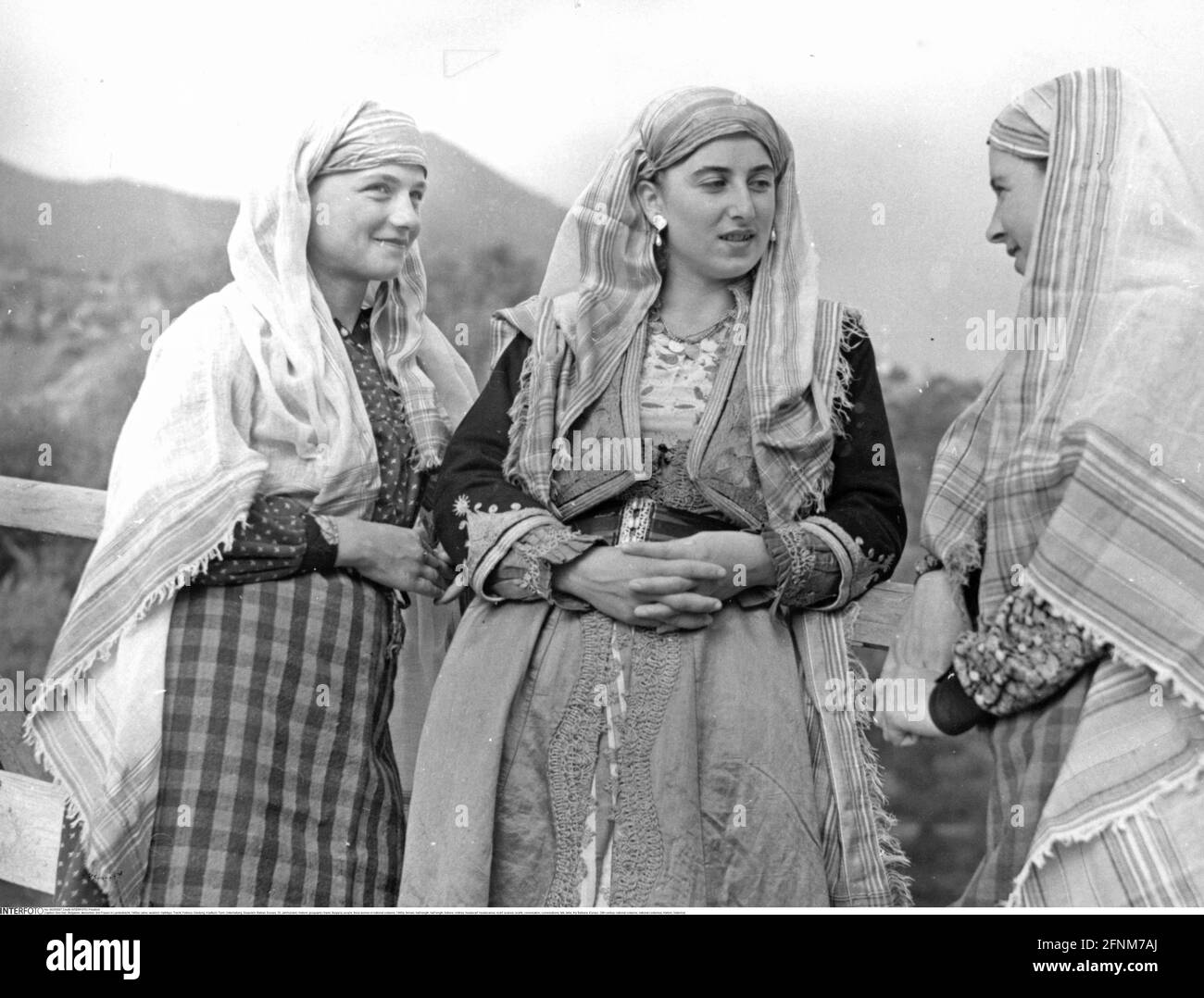 Geografia storica / viaggio, Bulgaria, persone, tre donne in costume nazionale, anni '60, DIRITTI AGGIUNTIVI-CLEARANCE-INFO-NON-DISPONIBILE Foto Stock