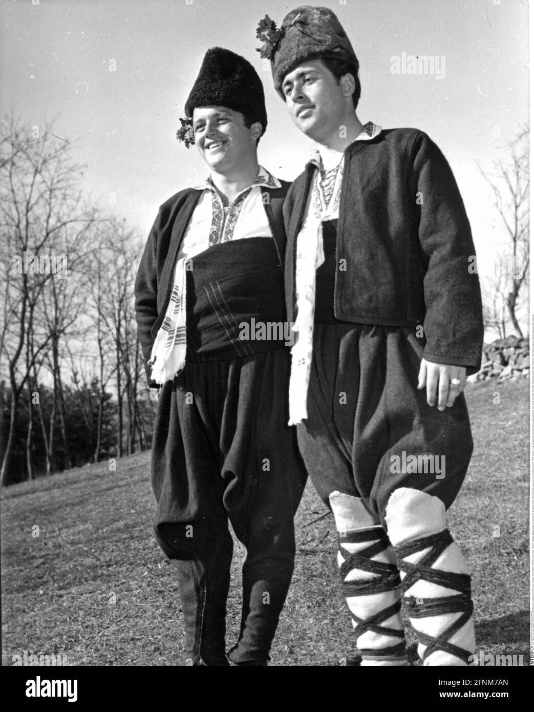 Geografia / viaggio storico, Bulgaria, persone, due uomini in costume nazionale, anni '60, DIRITTI AGGIUNTIVI-CLEARANCE-INFO-NON-DISPONIBILE Foto Stock