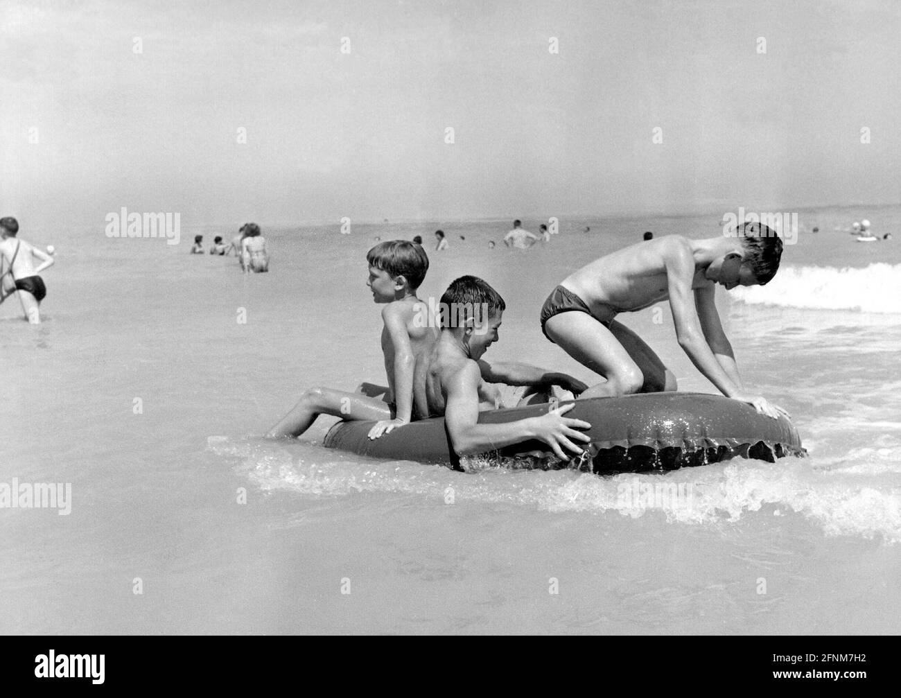 turismo, vita da spiaggia, ragazzi con gommone, anni '60, DIRITTI-AGGIUNTIVI-CLEARANCE-INFO-NON-DISPONIBILE Foto Stock